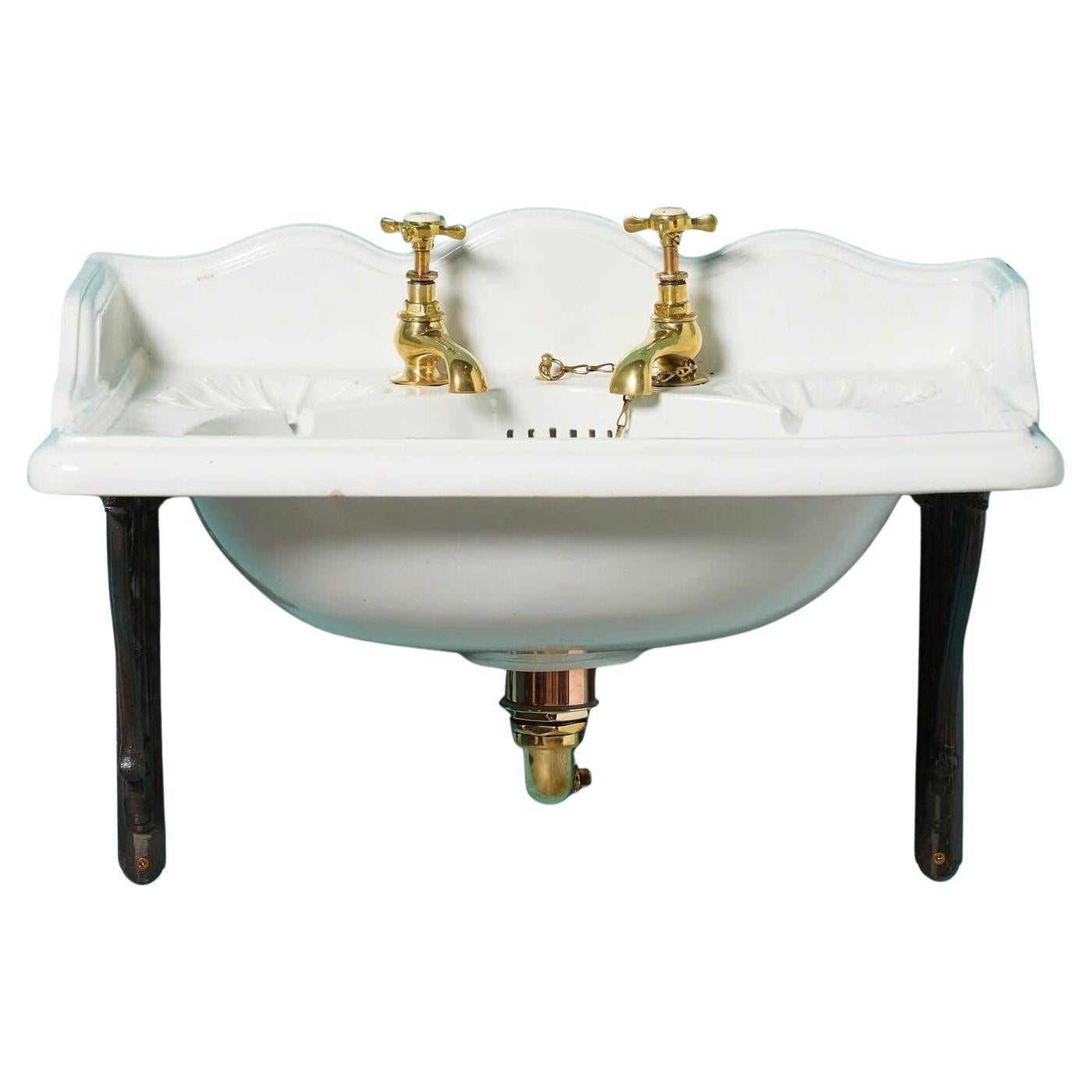 Lavandino del XIX secolo di Doulton & Co. con staffe a muro