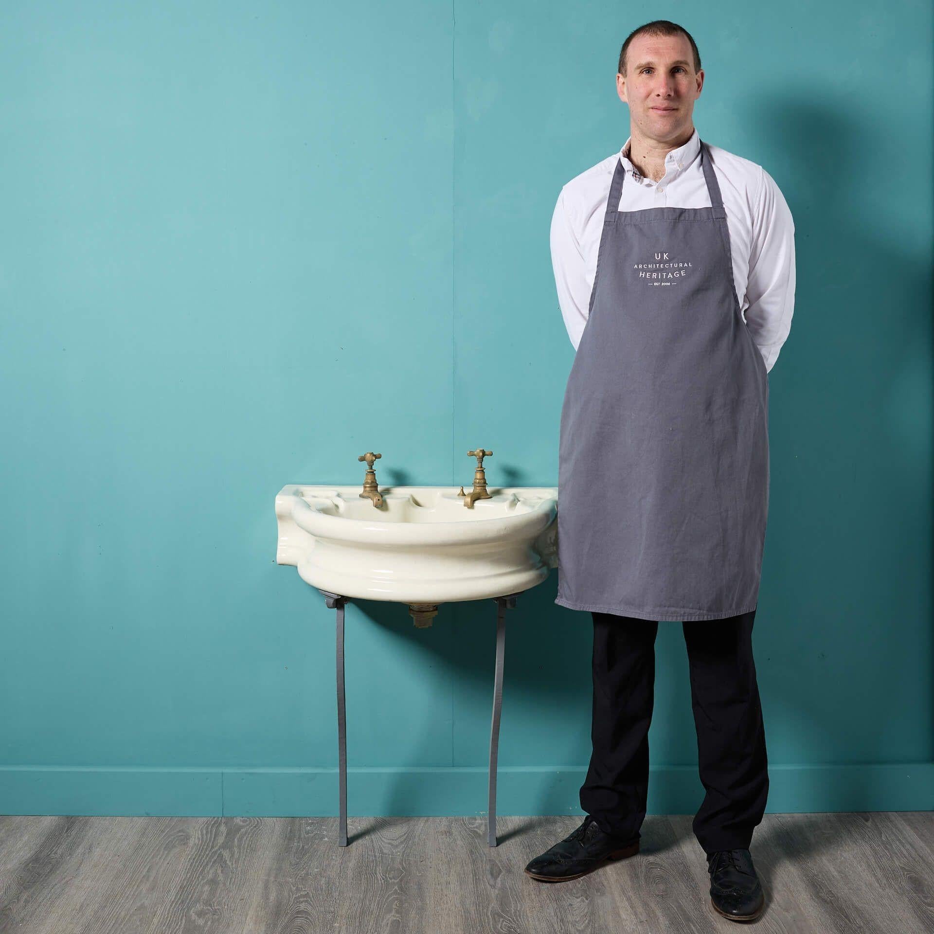 Un antico lavabo Doulton & Co con una staffa in ferro da terra, rifinito con un primer grigio.

In ottime condizioni, il lavabo presenta una forma curva di qualità con rubinetti originali in ottone e poggia su gambe in ferro battuto rifinite con un