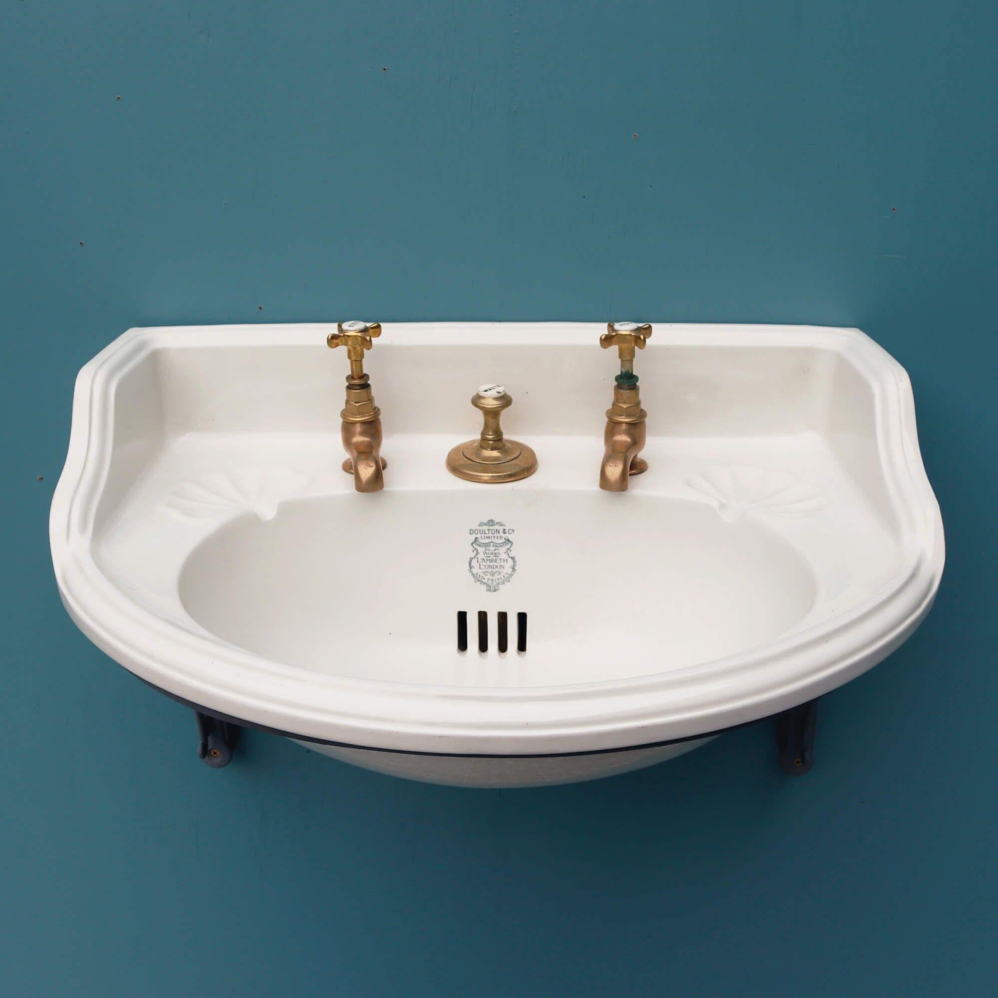 Une bassine à piston à façade incurvée de Doulton & Co. Cet évier en porcelaine est accompagné de robinets en laiton poli brillant, datant d'environ 1890. Son style et sa vasque généreuse en feraient un nouvel ajout étonnant à une maison de ville