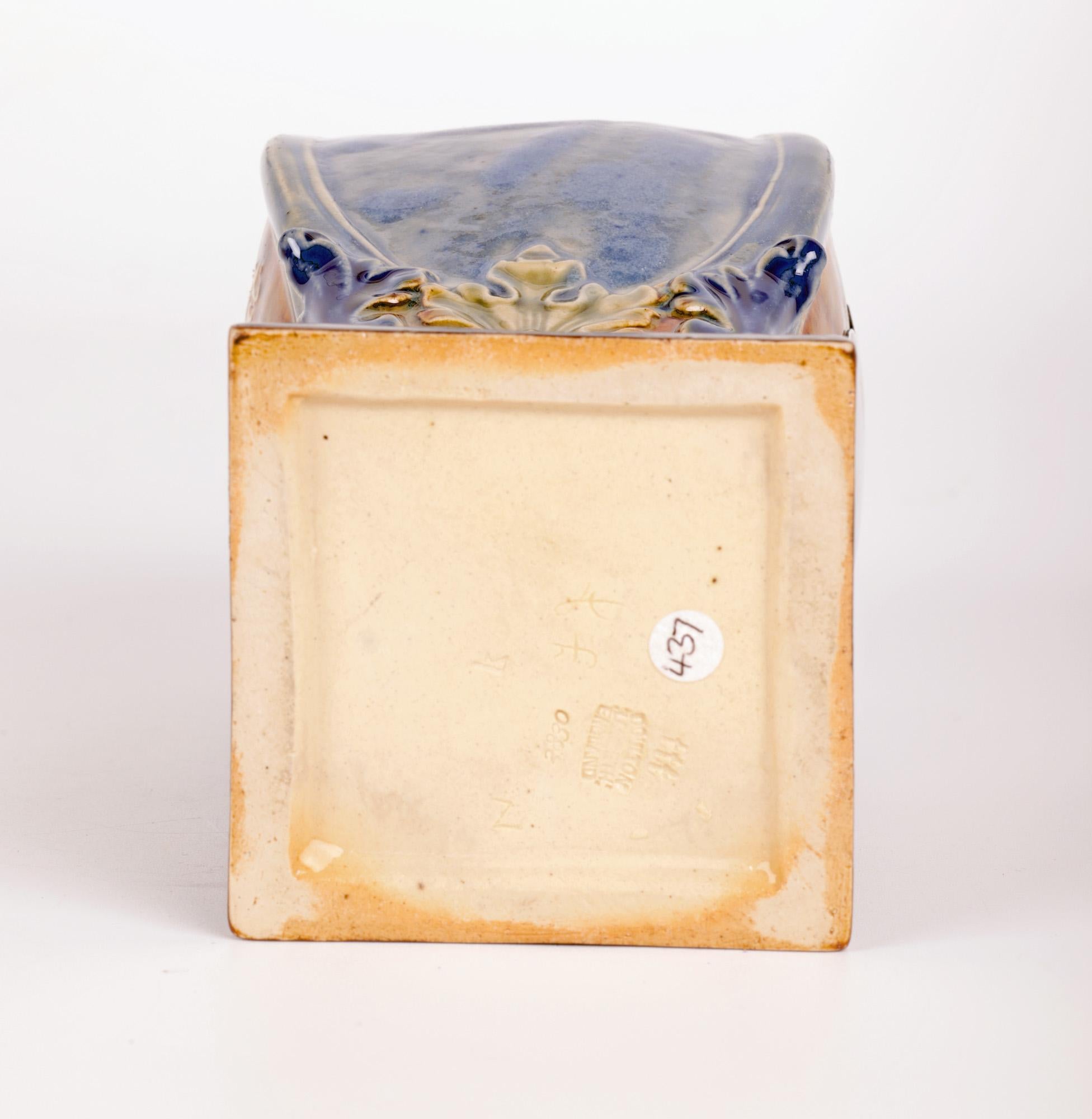 Caja de té Mottoware Doulton Lambeth Art Nouveau montada en plata en venta 8