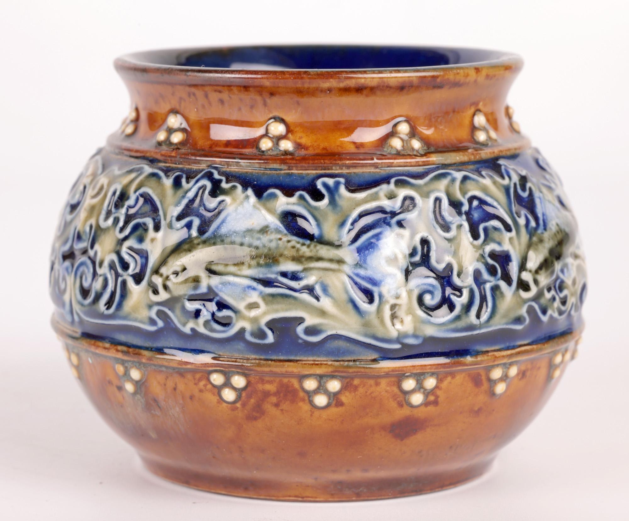 Vase en poterie d'art Doulton Lambeth avec poissons par Maud Bowden  en vente 2