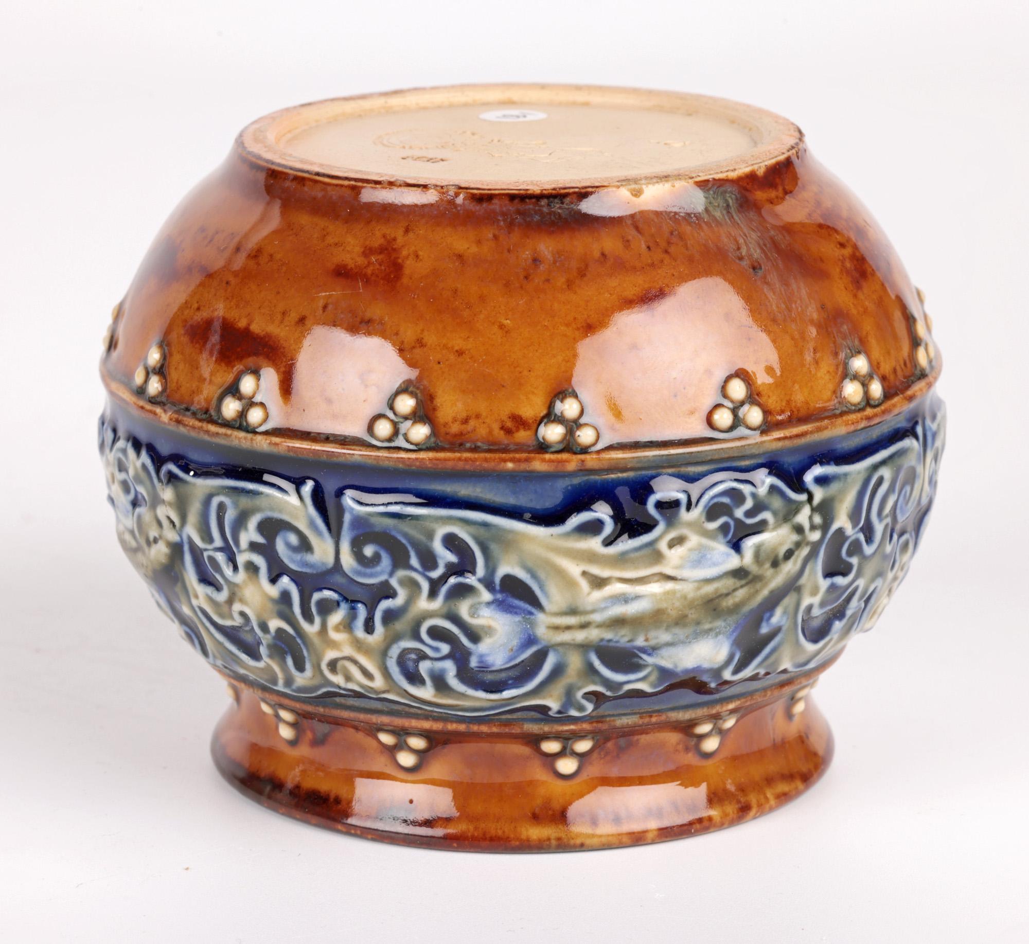 Vase en poterie d'art Doulton Lambeth avec poissons par Maud Bowden  en vente 4