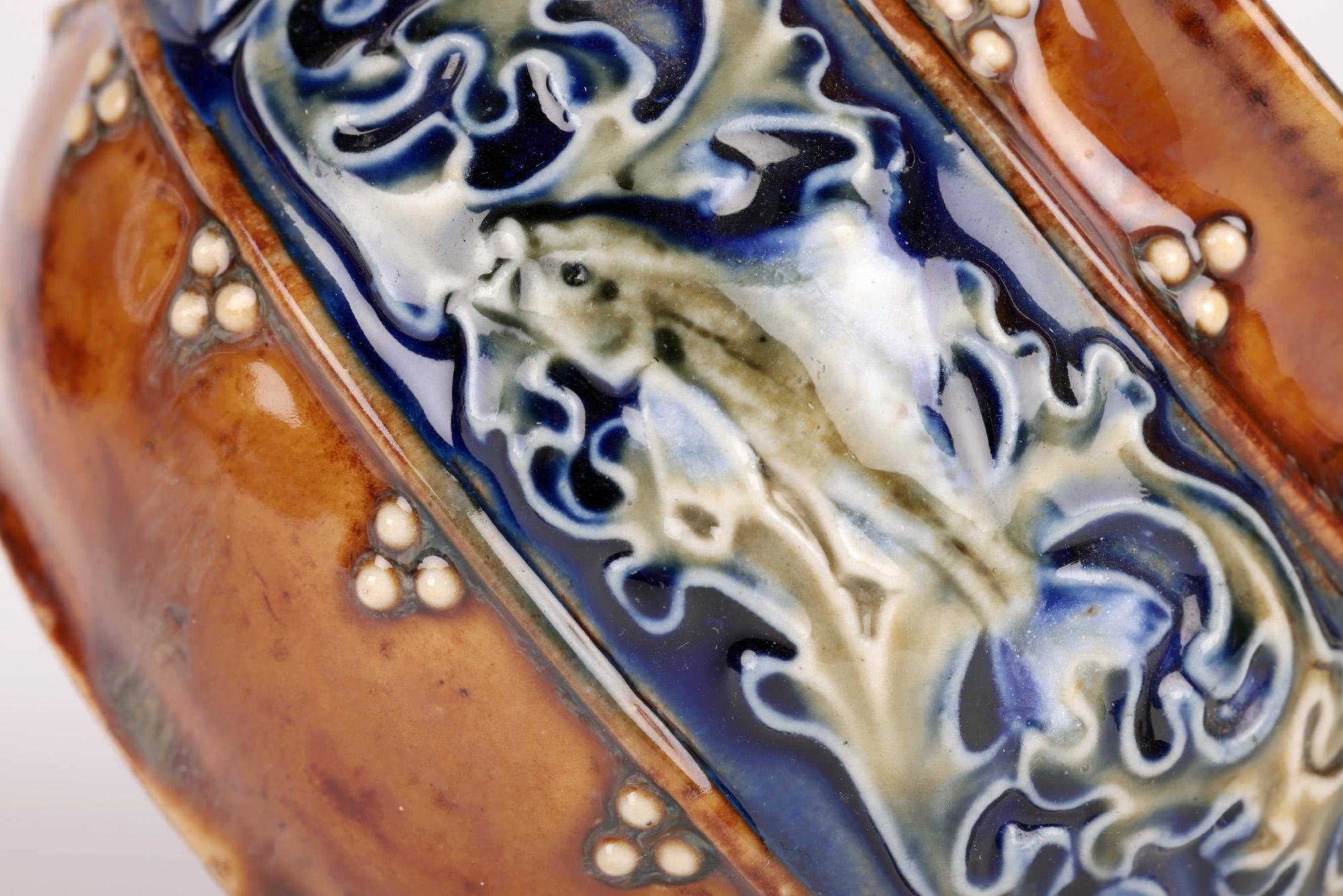 Vase en poterie d'art Doulton Lambeth avec poissons par Maud Bowden  en vente 7