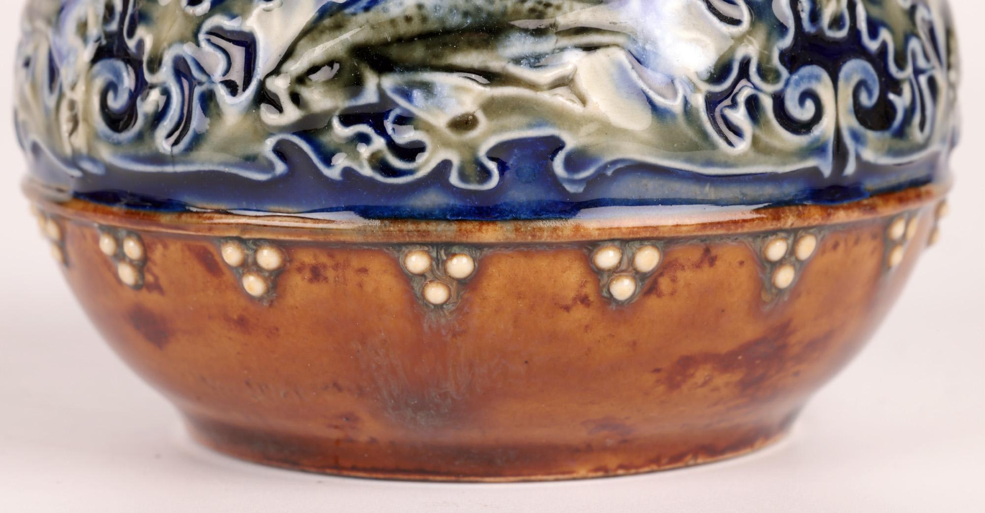 Anglais Vase en poterie d'art Doulton Lambeth avec poissons par Maud Bowden  en vente