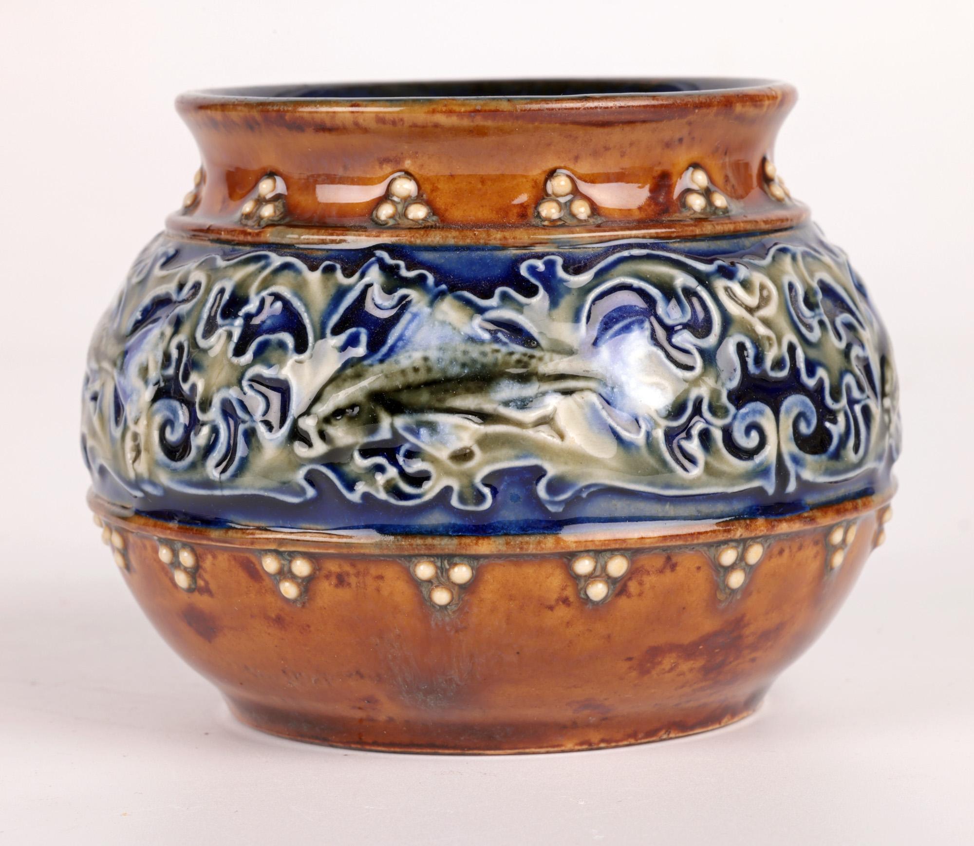 Vernissé Vase en poterie d'art Doulton Lambeth avec poissons par Maud Bowden  en vente