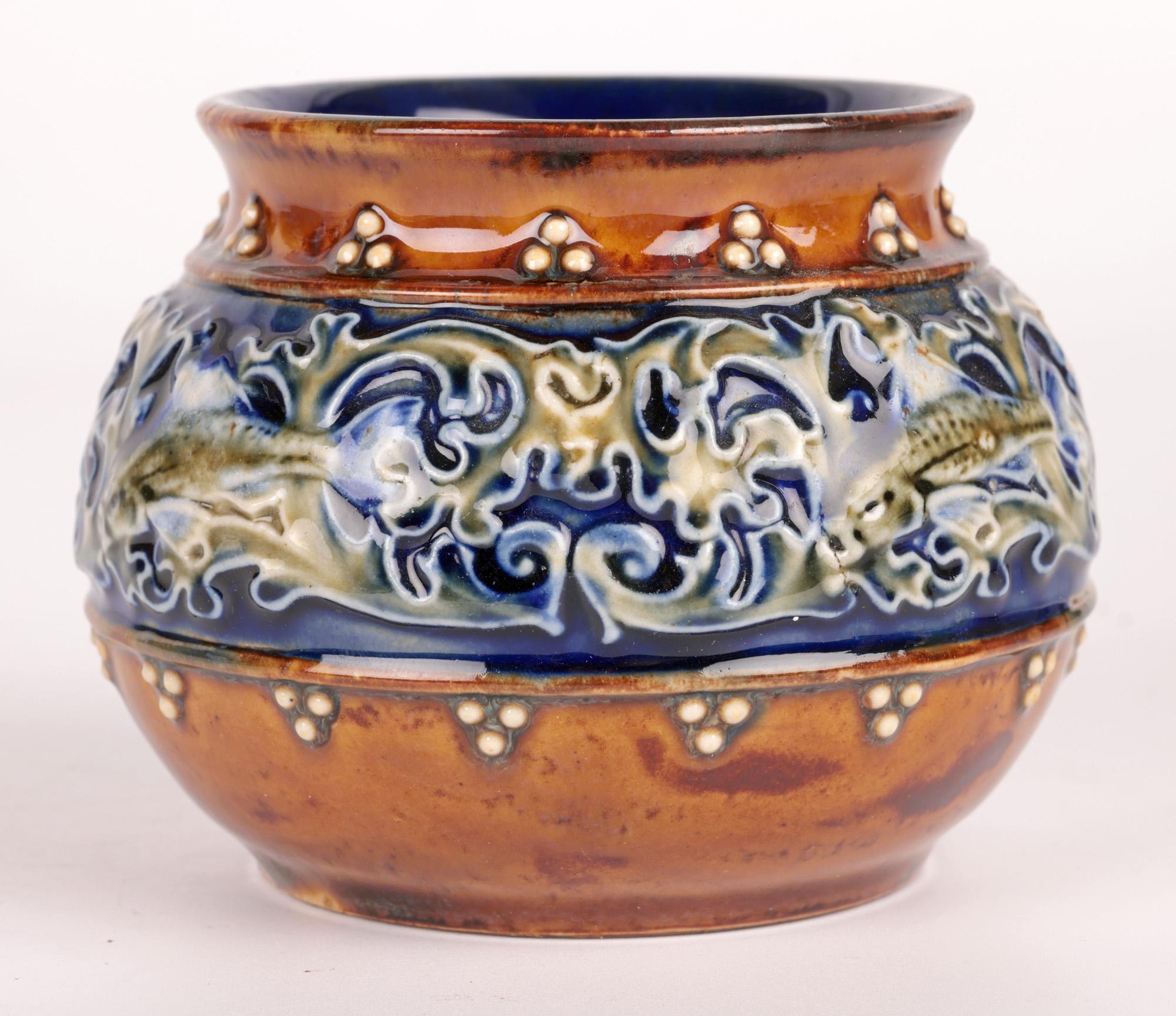 20ième siècle Vase en poterie d'art Doulton Lambeth avec poissons par Maud Bowden  en vente