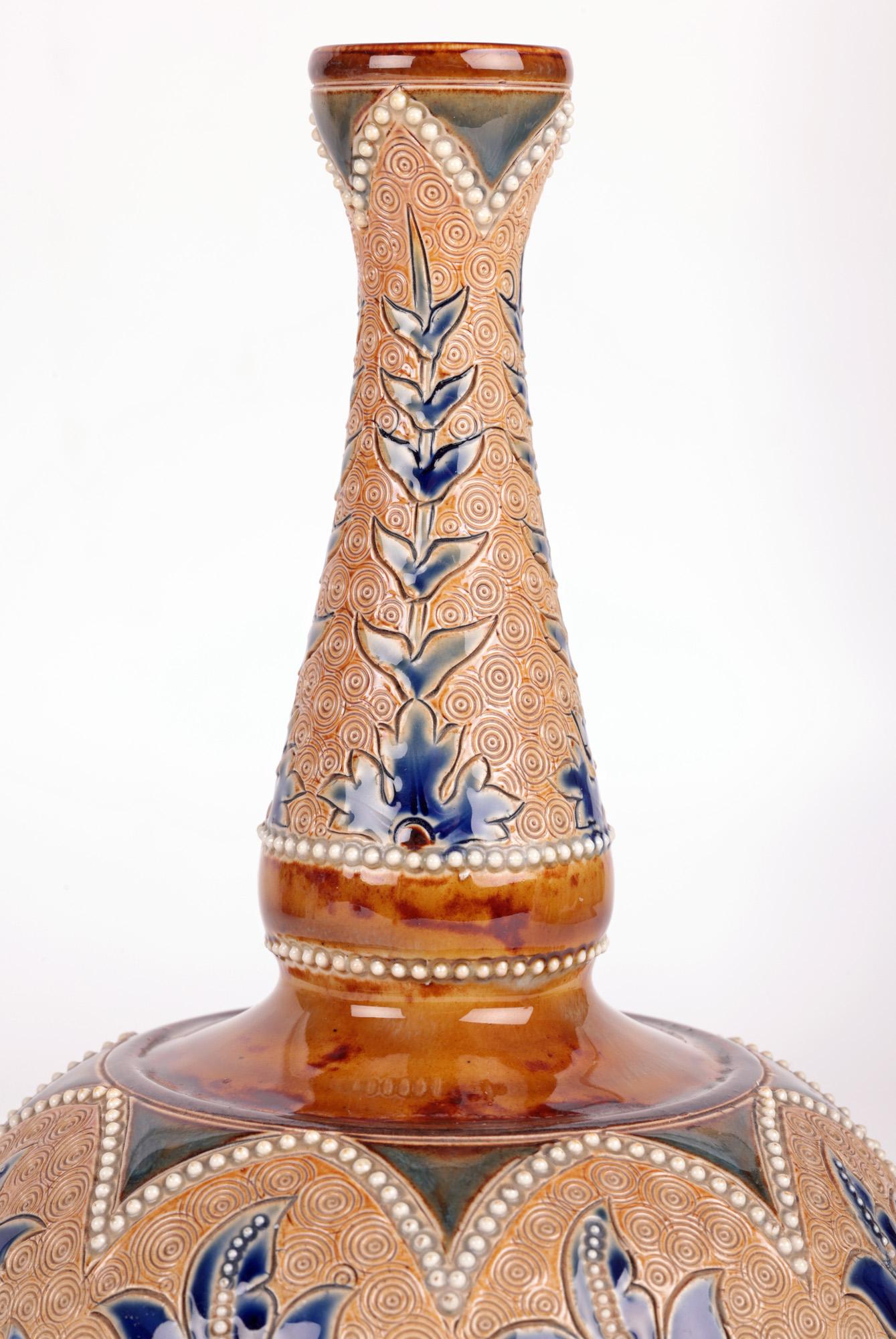 Un très élégant vase à motif floral Lambeth du mouvement esthétique Doulton, réalisé pour l'Art Union de Londres par la célèbre artiste Emily E Stormer et datant d'environ 1885. Le vase en grès repose sur un étroit pied rond non émaillé, avec un