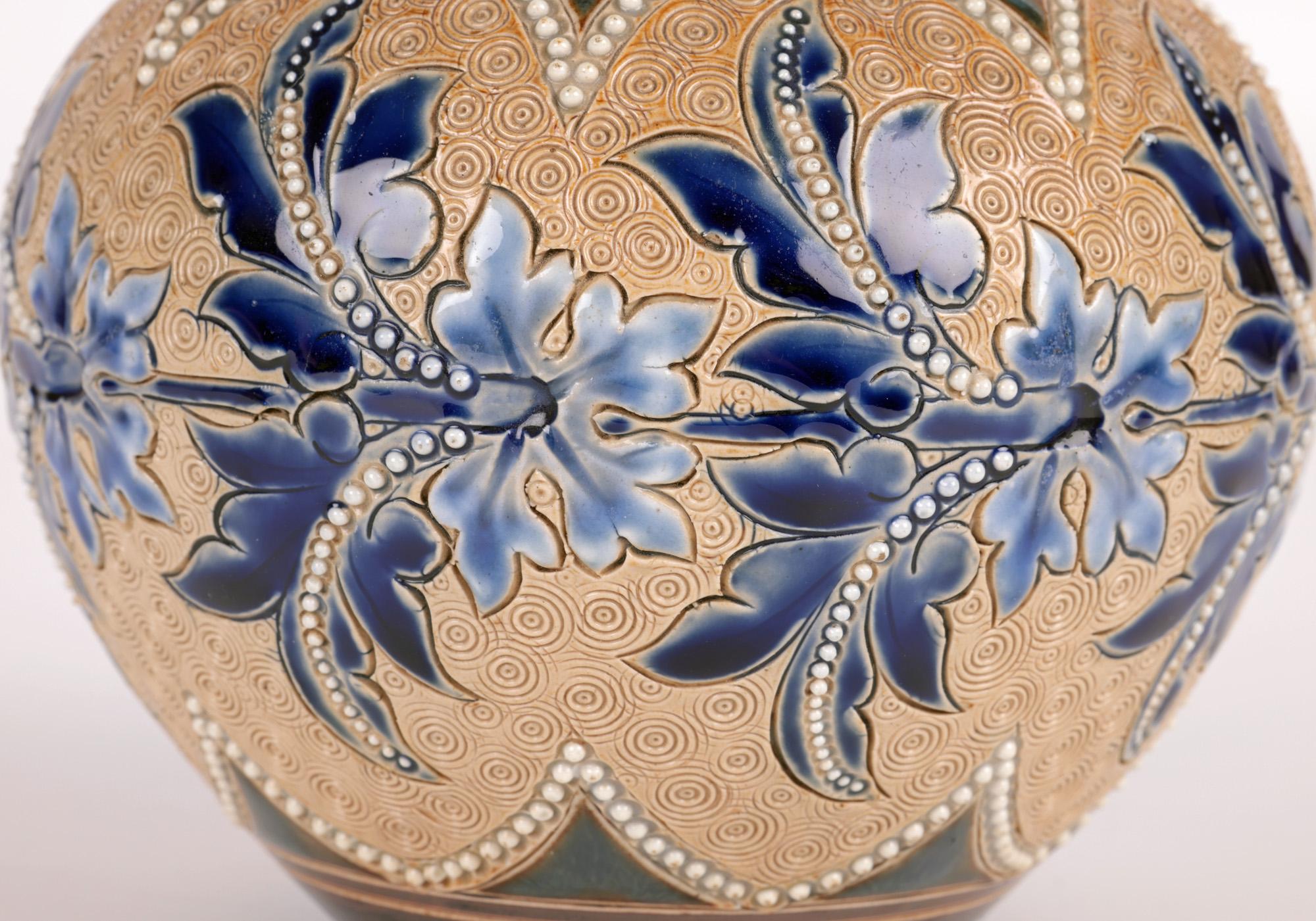 Mouvement esthétique Vase floral Doulton Lambeth Art Union of London par Emily E Stormer  en vente
