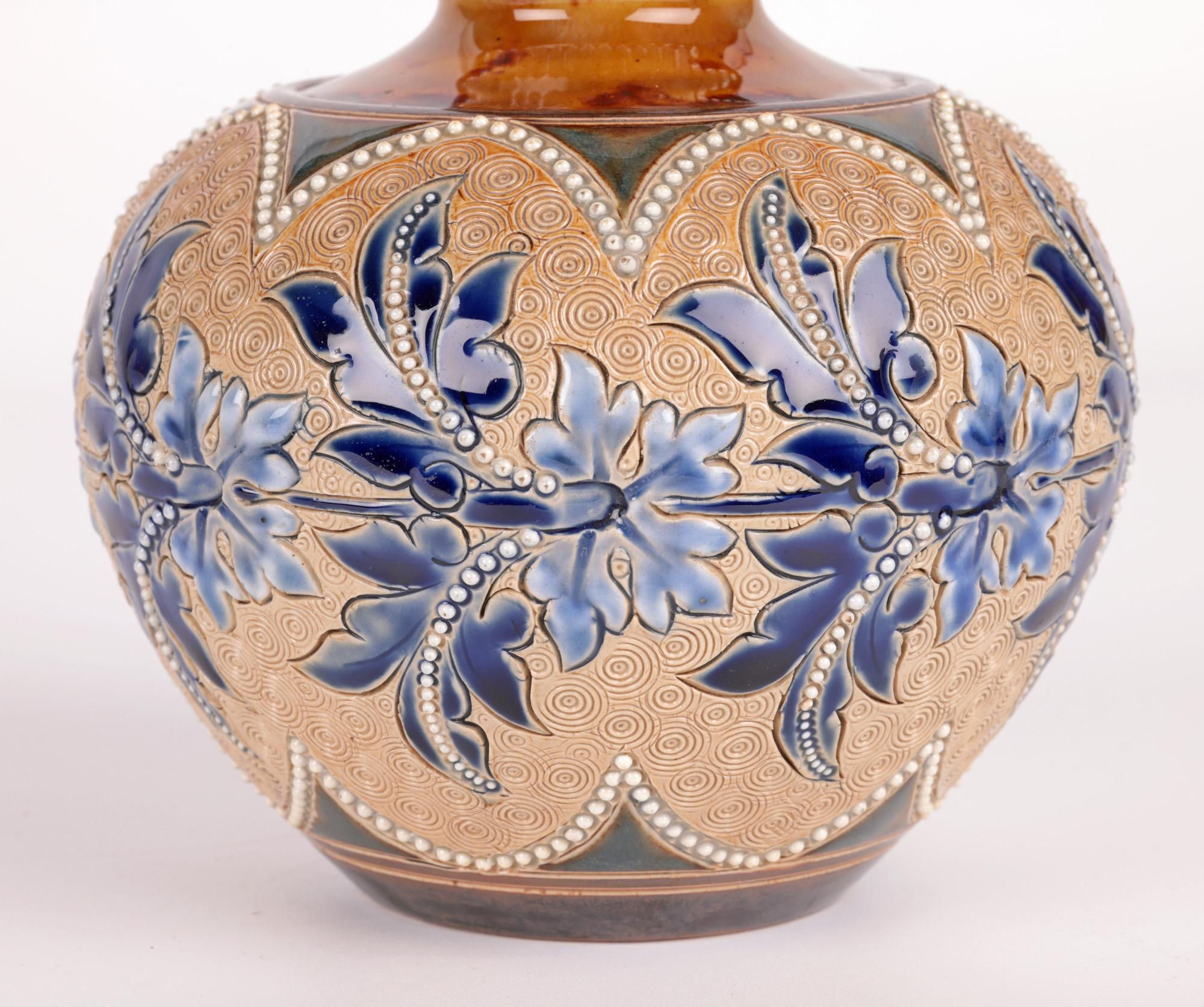 Anglais Vase floral Doulton Lambeth Art Union of London par Emily E Stormer  en vente