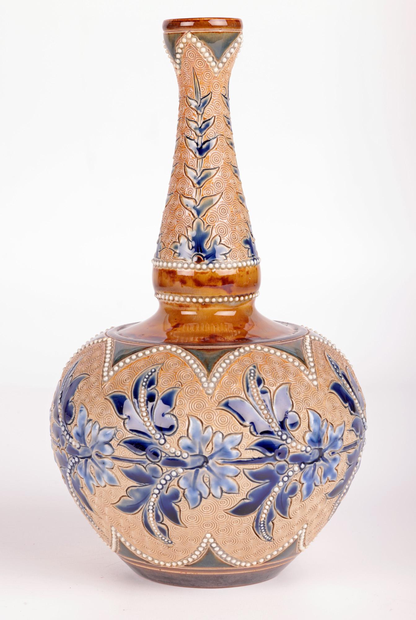 Vernissé Vase floral Doulton Lambeth Art Union of London par Emily E Stormer  en vente