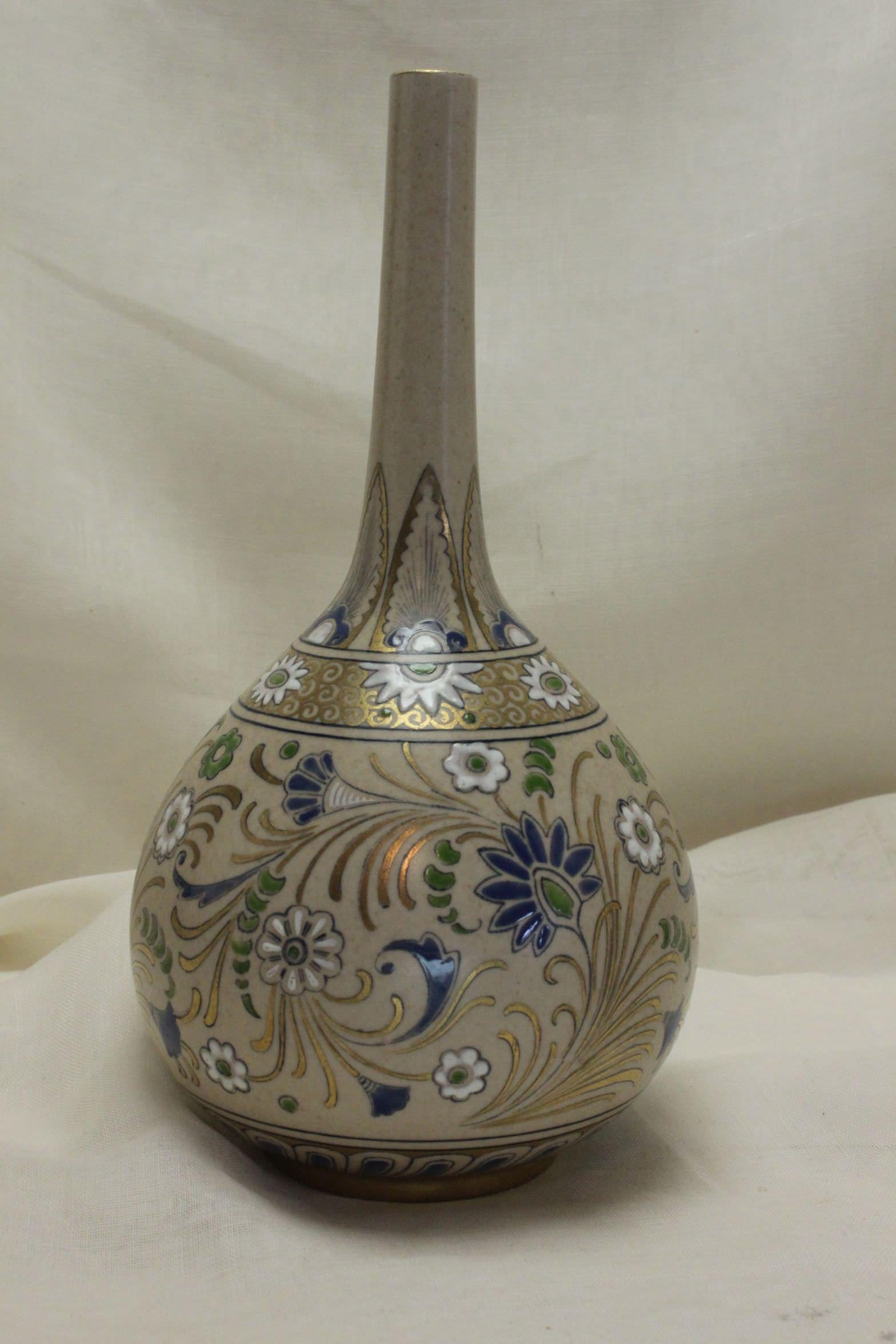 Ce vase spécimen Lambeth de Doulton en forme de bouteille provient de la gamme Carrara Ware, une gamme de grès de production modérée fabriquée entre 1887 et 1903 environ. Ce vase a été conçu par Mildred B Smallfield (1862- ?) qui était répertoriée