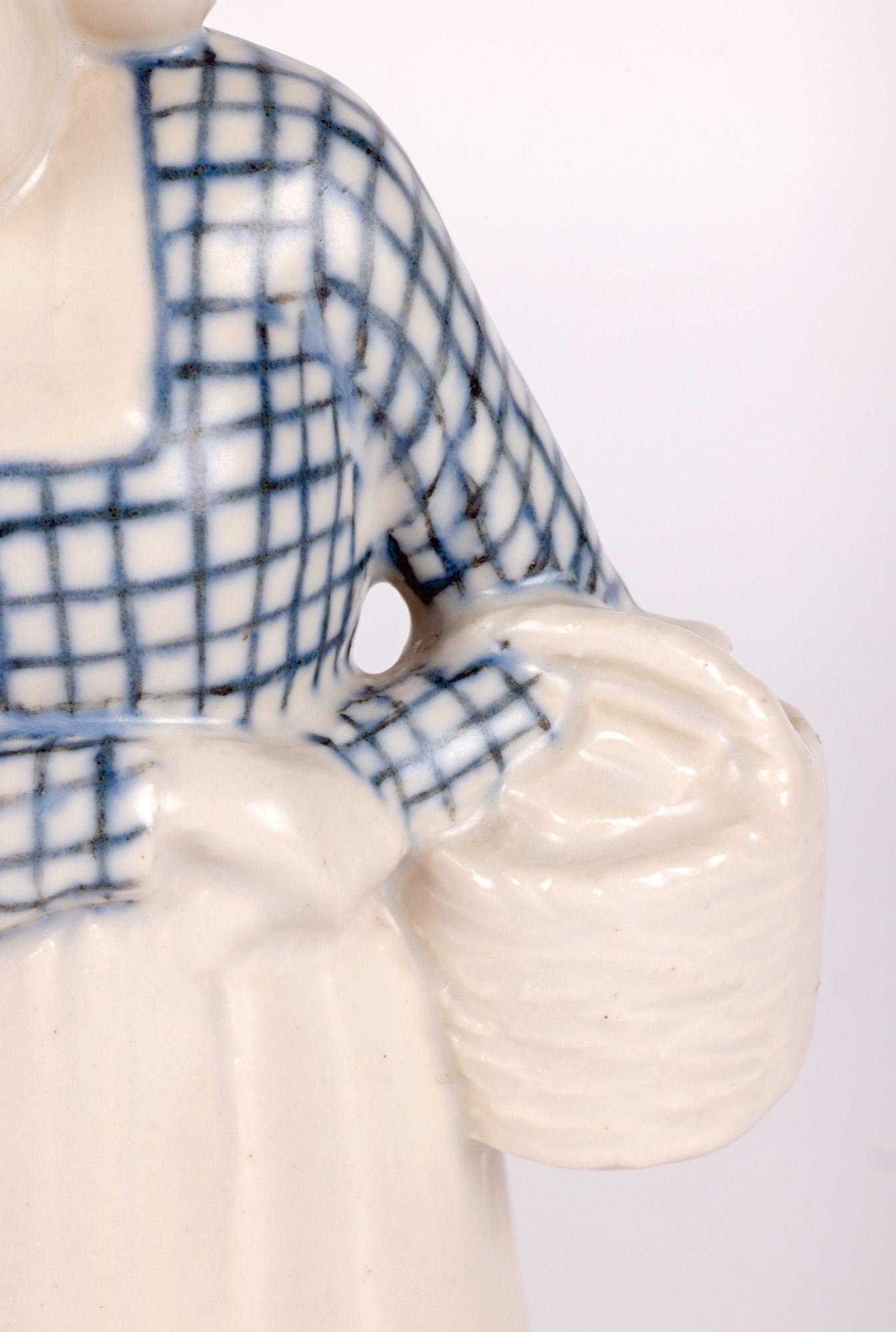 Figura de mujer holandesa de Doulton Lambeth por Leslie Harradine Art Nouveau en venta