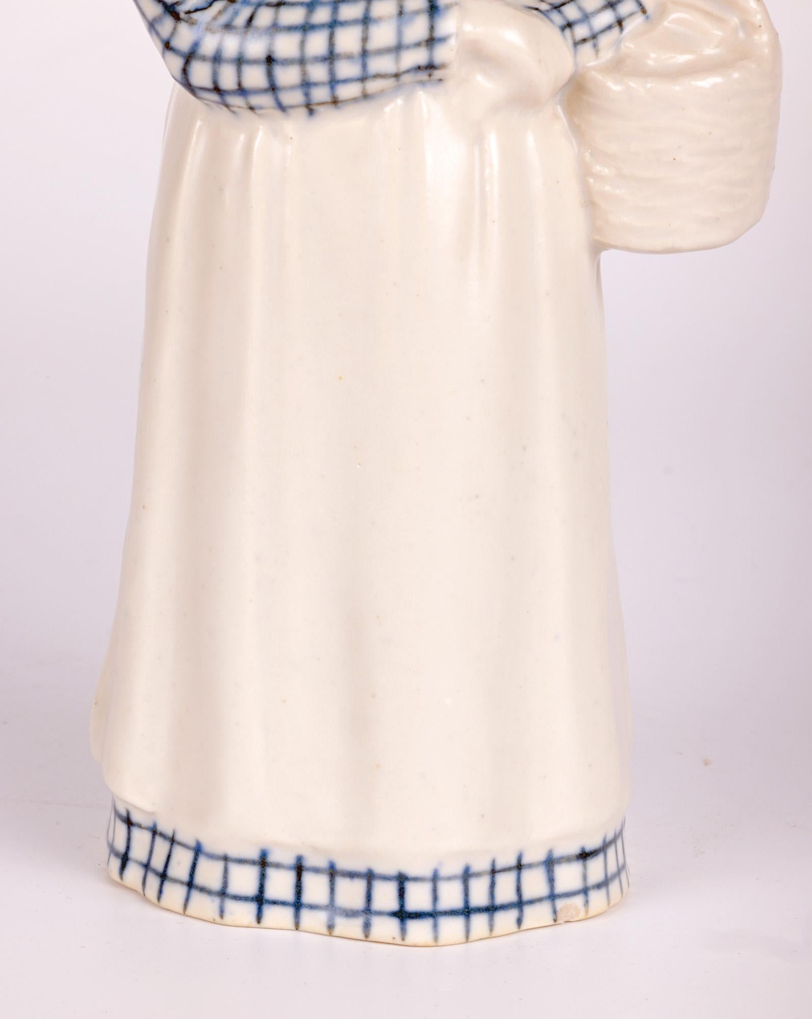 Britannique Figurine de femme hollandaise de Doulton Lambeth par Leslie Harradine en vente
