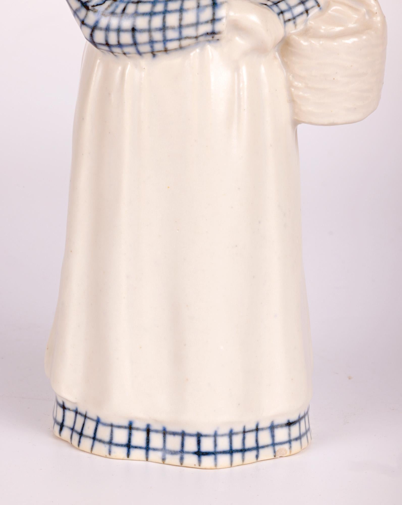 Figura de mujer holandesa de Doulton Lambeth por Leslie Harradine Británico en venta