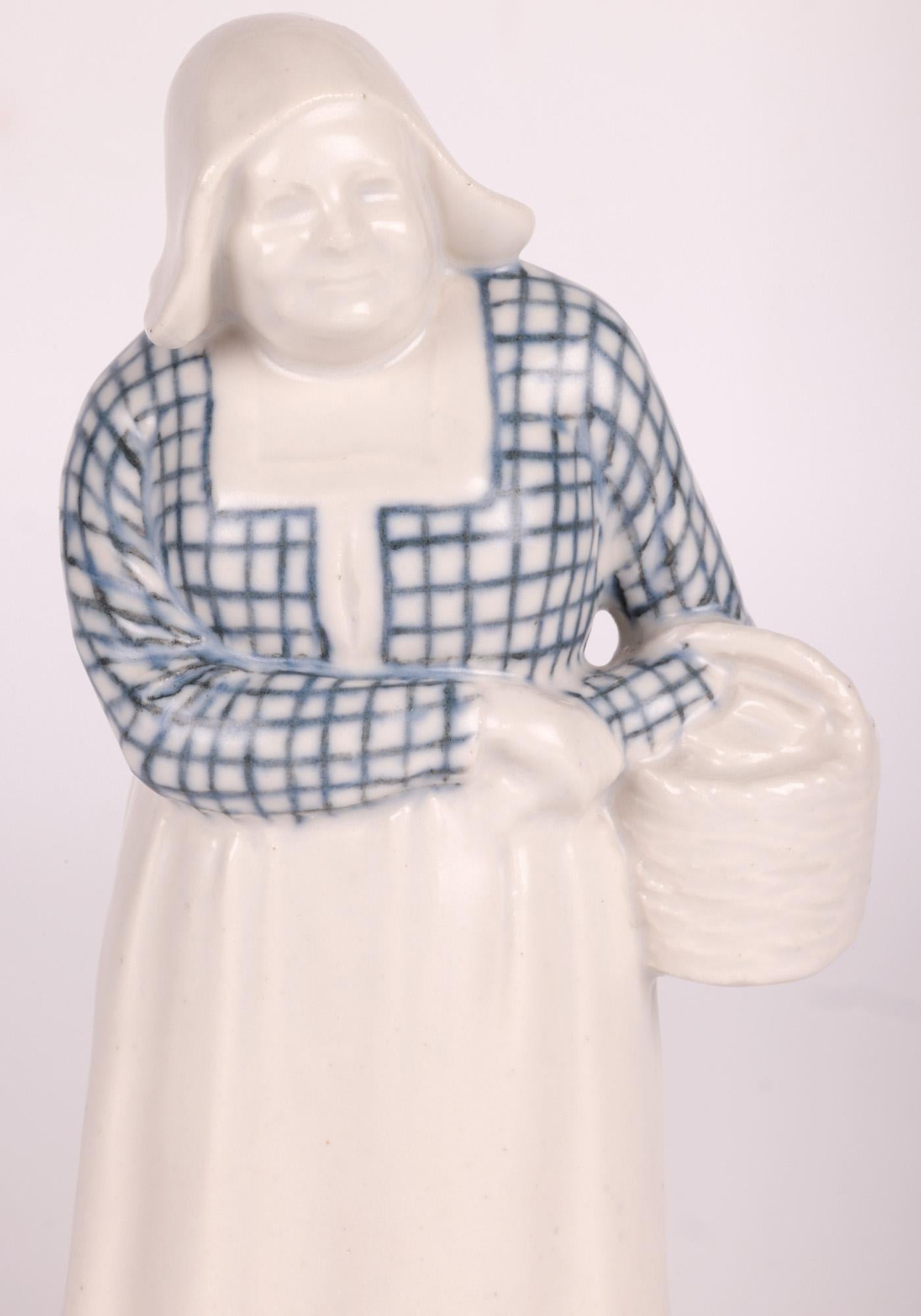 Début du 20ème siècle Figurine de femme hollandaise de Doulton Lambeth par Leslie Harradine en vente