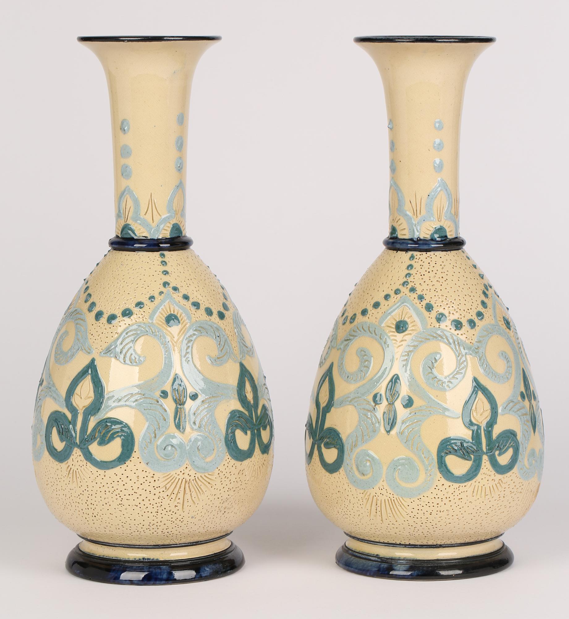 Doulton Lambeth paire de vases exceptionnellement rares à motif Arrabian en pâte d'os, 1879 en vente 8