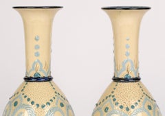 Doulton Lambeth: coppia eccezionalmente rara di vasi con motivi arrabiani, 1879