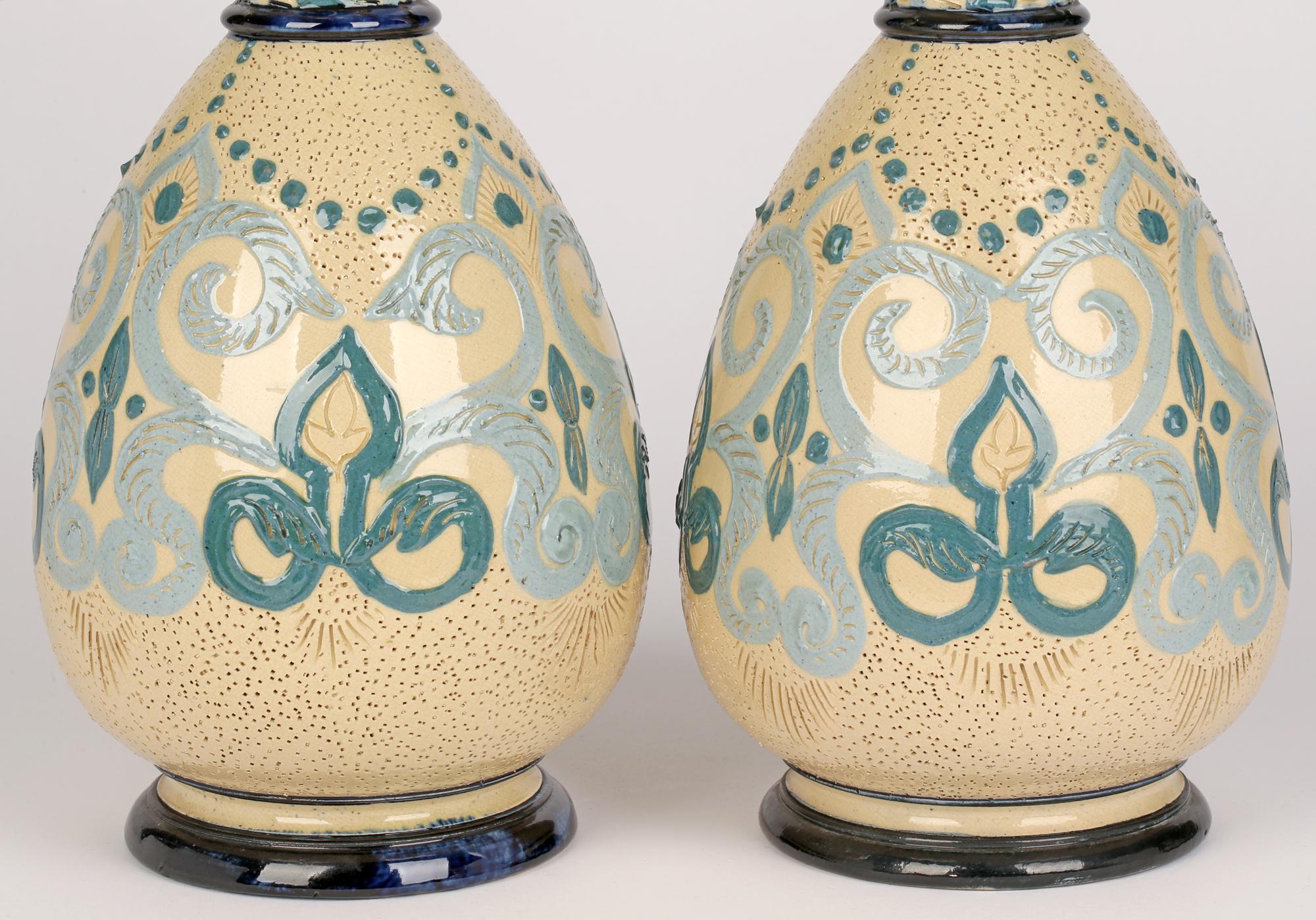 Mouvement esthétique Doulton Lambeth paire de vases exceptionnellement rares à motif Arrabian en pâte d'os, 1879 en vente