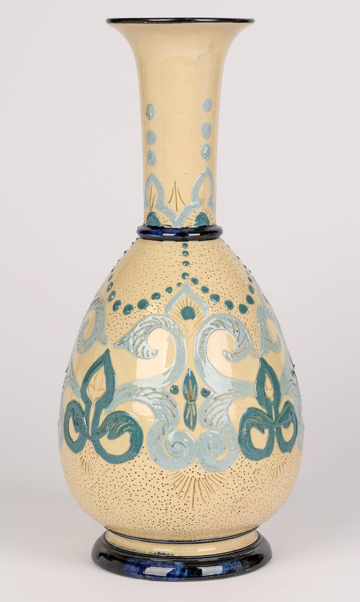 Fin du XIXe siècle Doulton Lambeth paire de vases exceptionnellement rares à motif Arrabian en pâte d'os, 1879 en vente