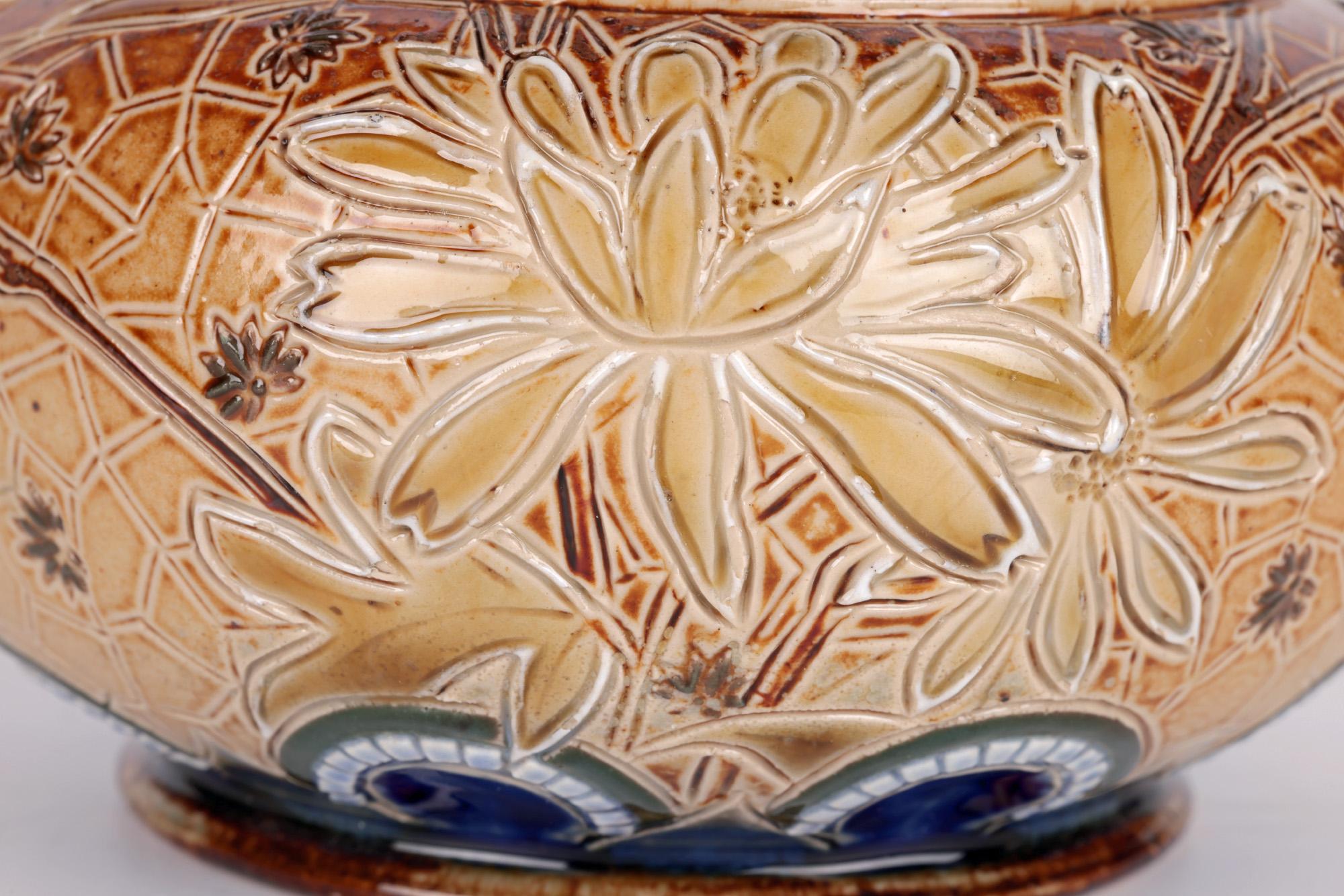 Pichet en poterie d'art à motifs floraux d'agneau de Doulton Lambeth par Edith Lupton en vente 6