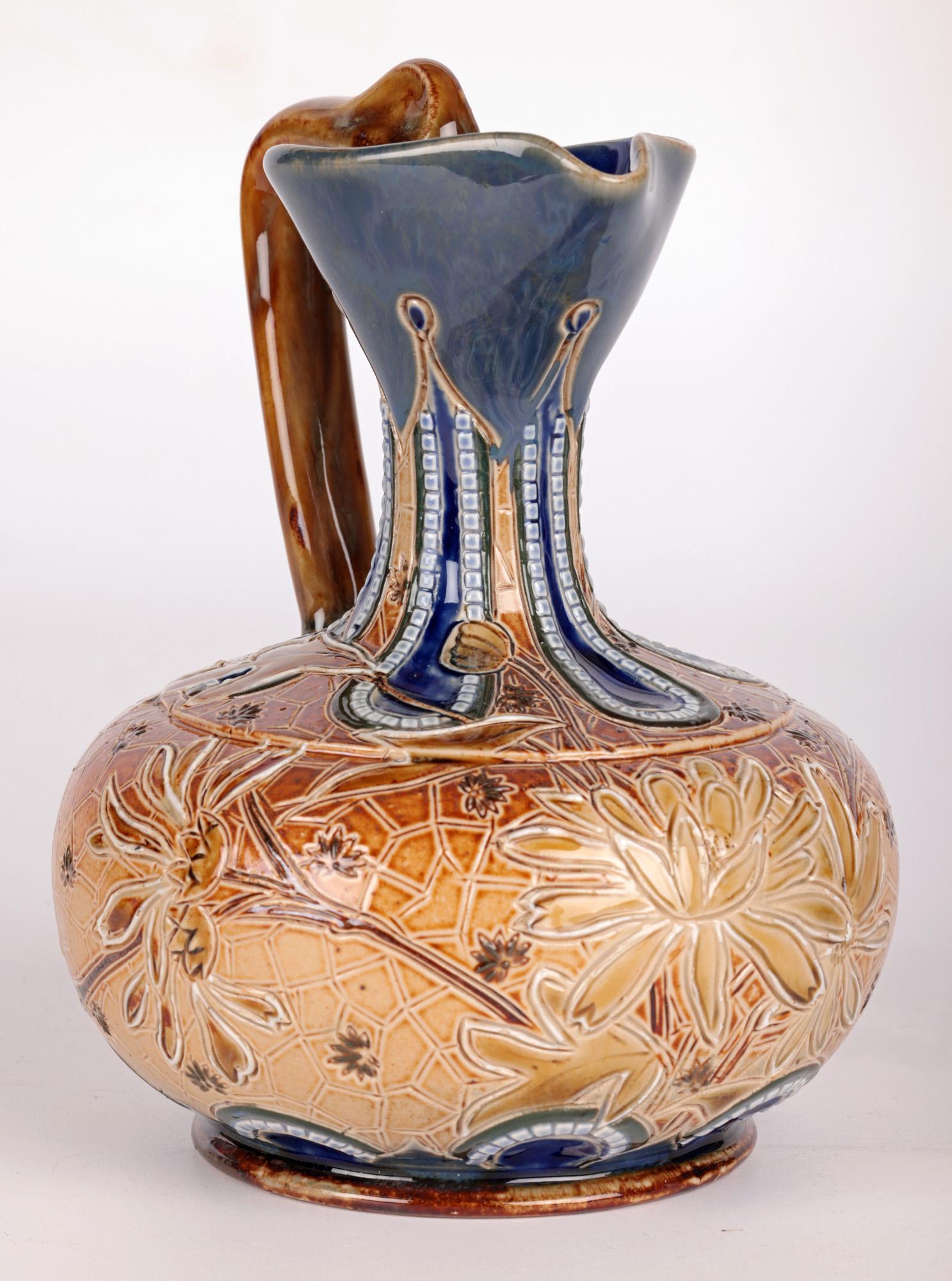 Fin du XIXe siècle Pichet en poterie d'art à motifs floraux d'agneau de Doulton Lambeth par Edith Lupton en vente