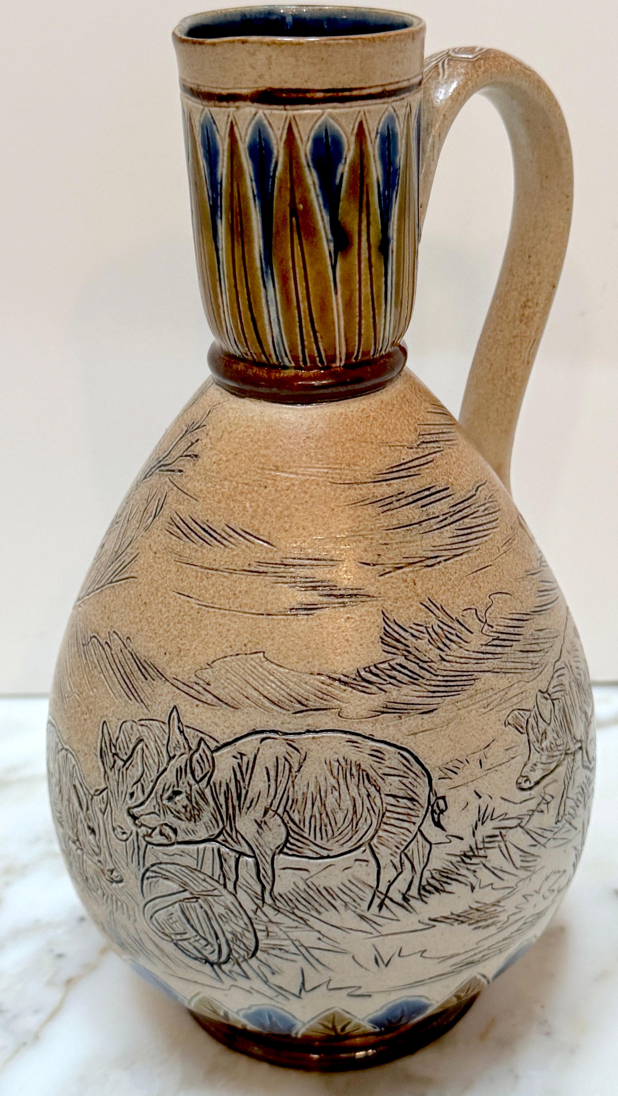 Carafe Doulton Lambeth Girl and Pigs in Landscape Jug par Hannah Barlow et al, 1883 

Une superbe cruche en grès de Lambeth de Doulton, créée en 1883 par l'artiste Hannah B. Barlow (active chez Doulton, Lambeth, 1871-1913), spécialiste des animaux.