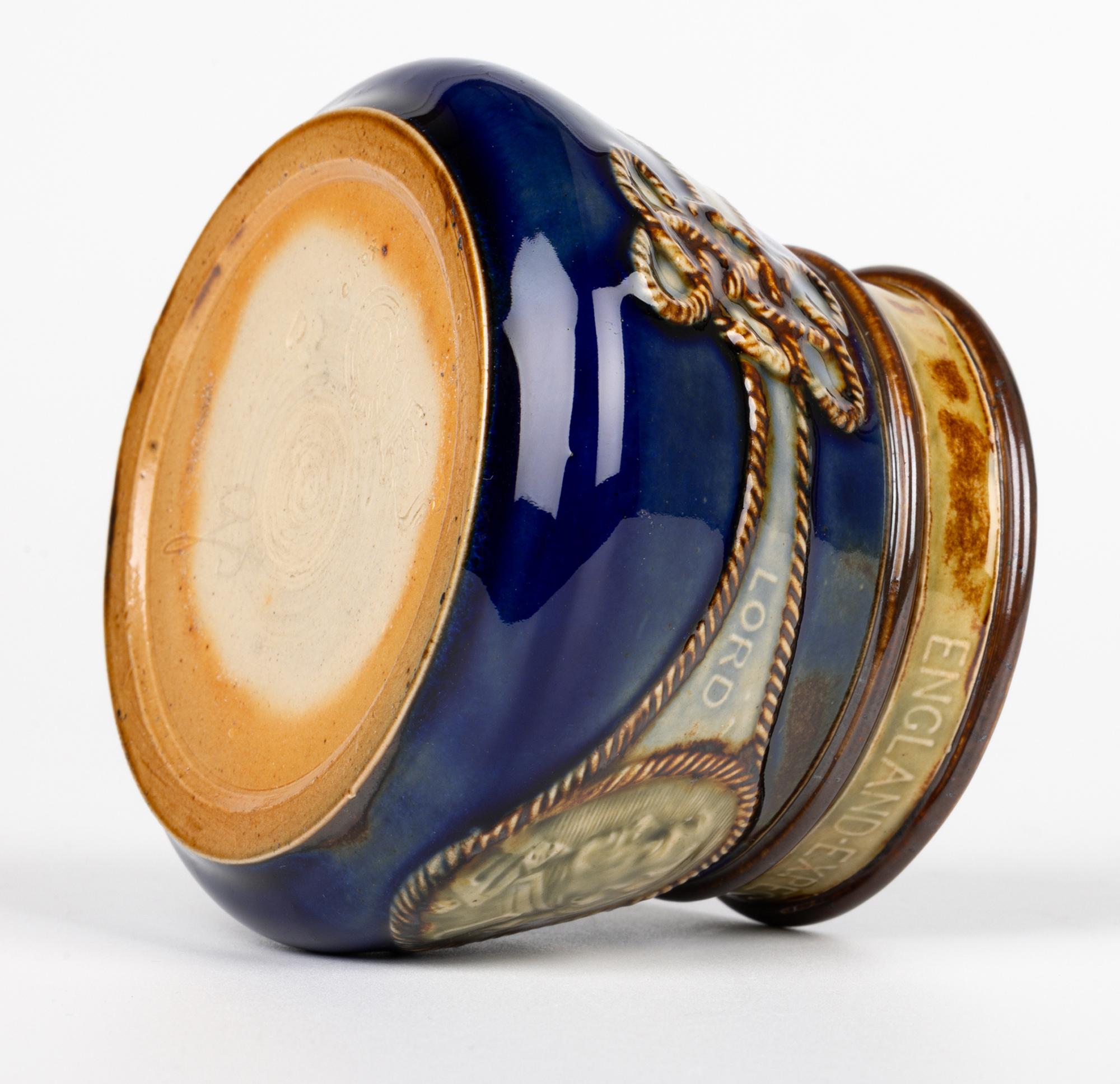 Vase d'art commémoratif Lord Nelson Doulton Lambeth en vente 3