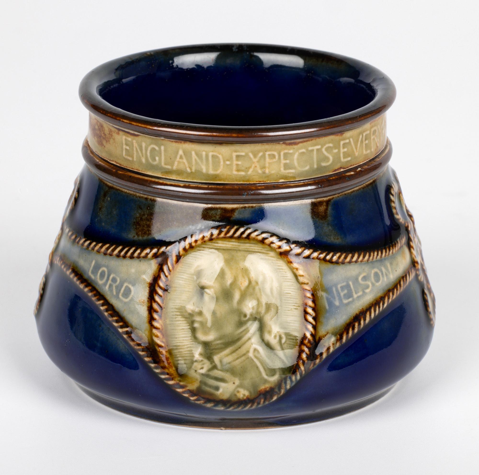 Vase d'art commémoratif Lord Nelson Doulton Lambeth en vente 5