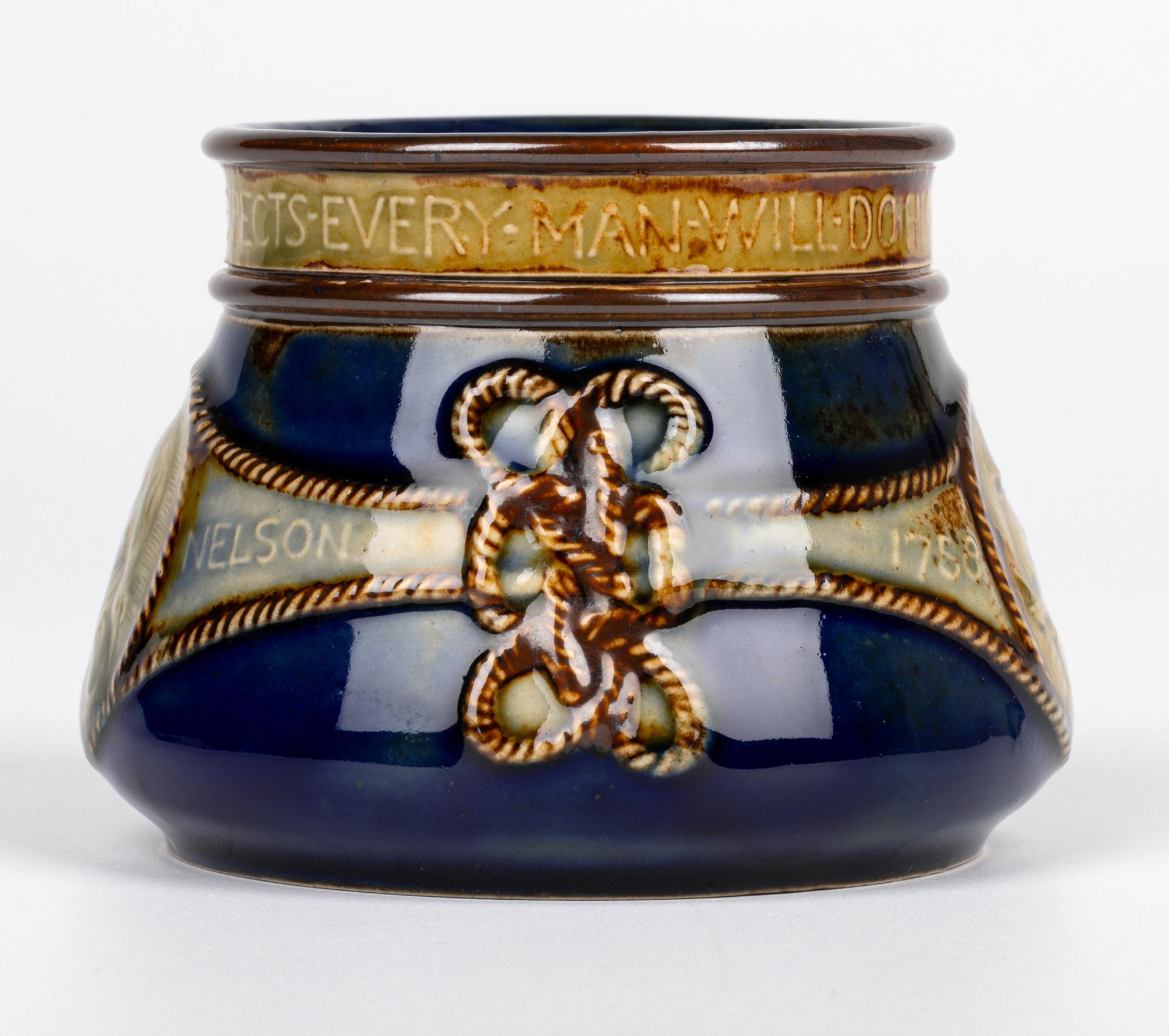 Vase d'art commémoratif Lord Nelson Doulton Lambeth en vente 7