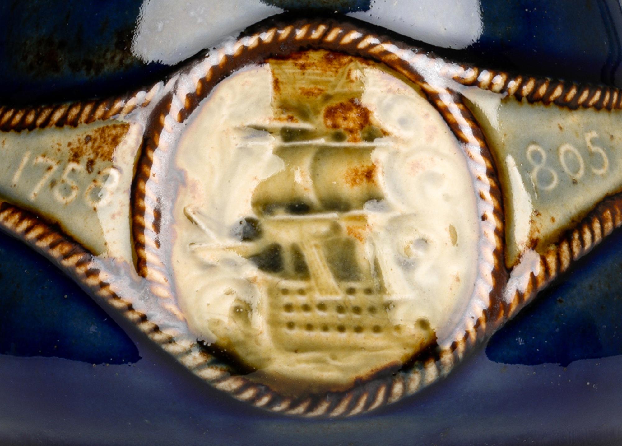 Vase d'art commémoratif Lord Nelson Doulton Lambeth en vente 8