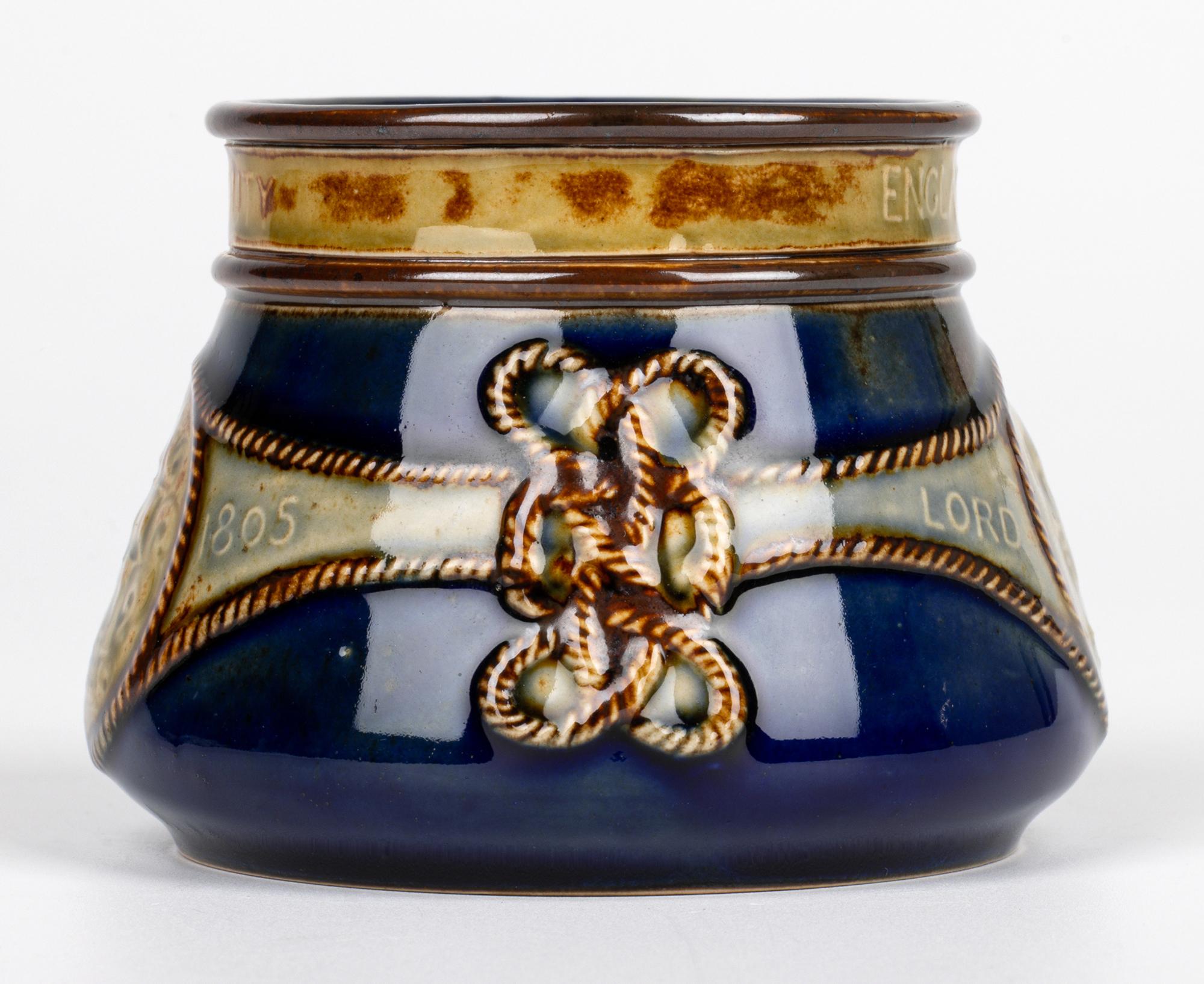 Vase d'art commémoratif Lord Nelson Doulton Lambeth en vente 10