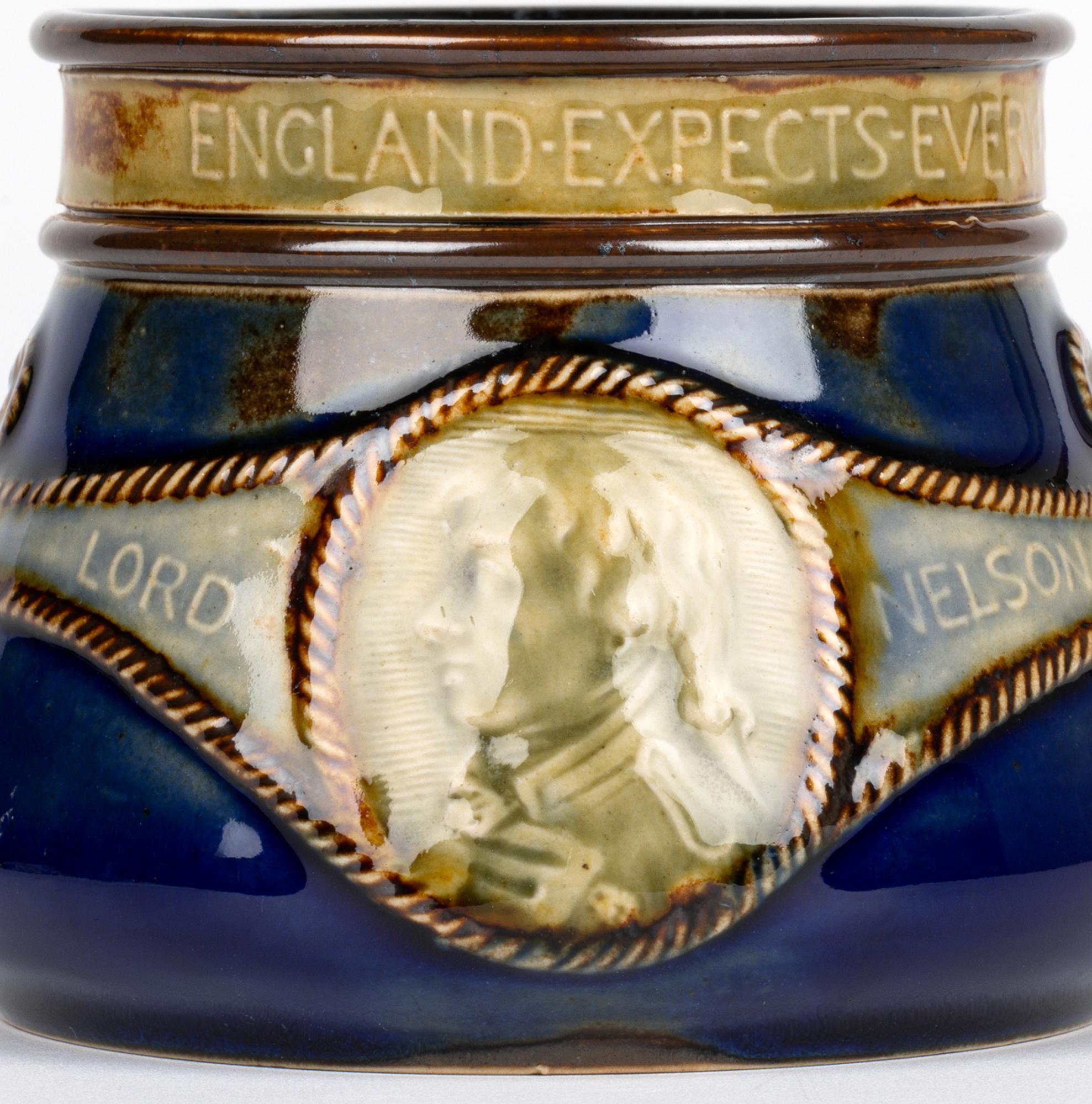 Vase d'art commémoratif Lord Nelson Doulton Lambeth en vente 11