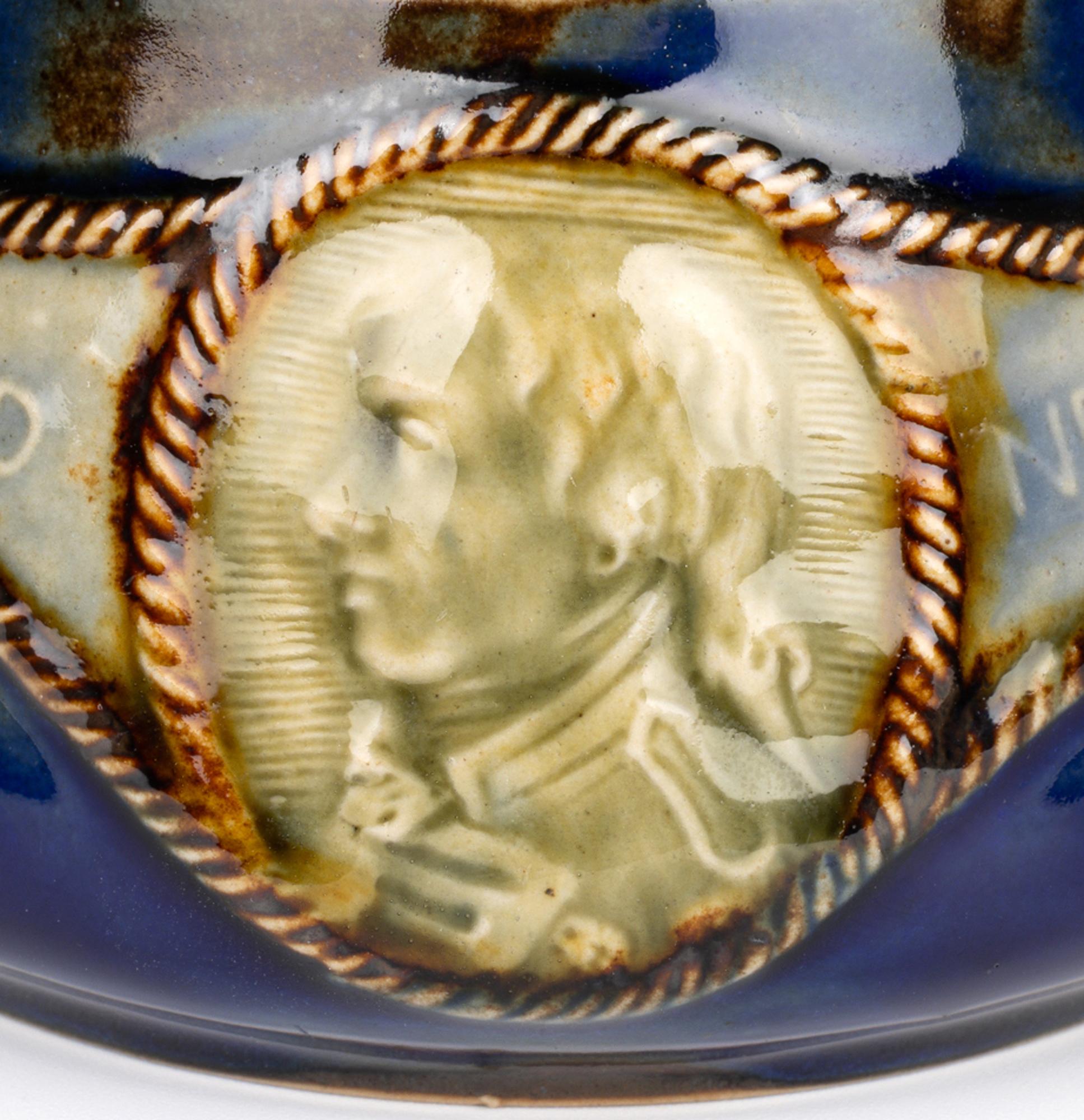 Art nouveau Vase d'art commémoratif Lord Nelson Doulton Lambeth en vente