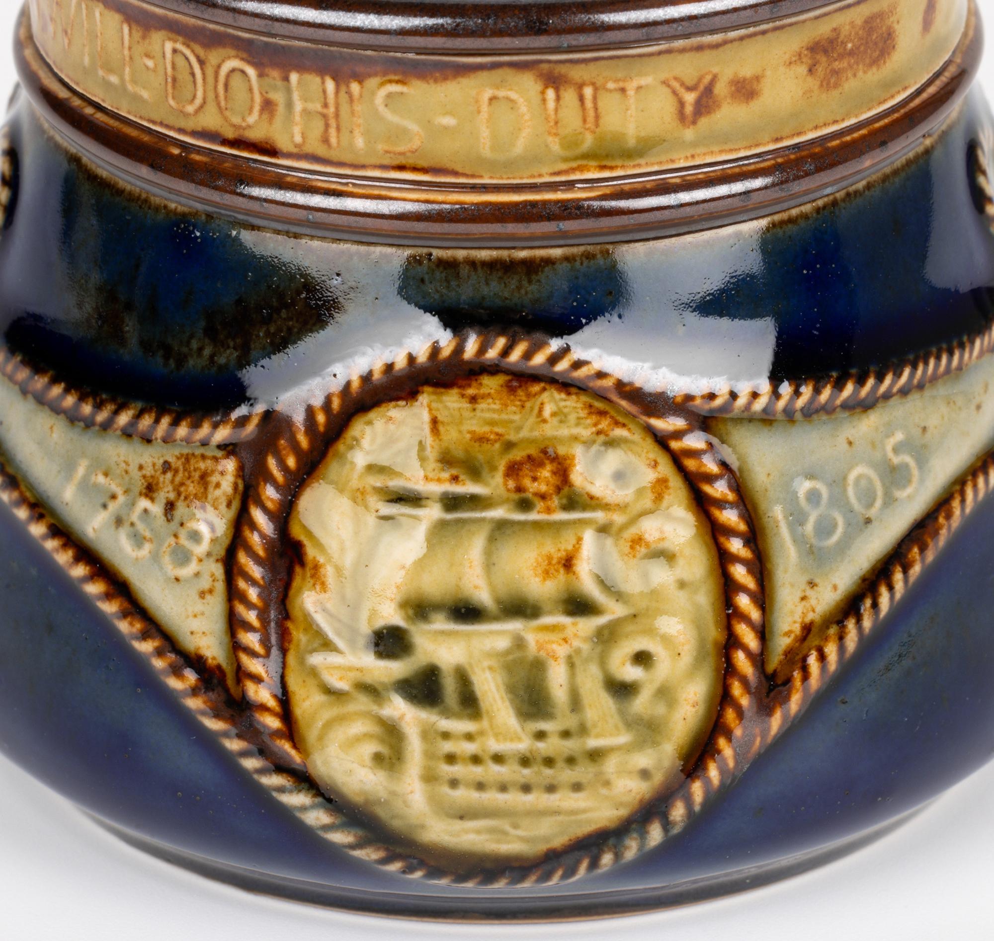 Anglais Vase d'art commémoratif Lord Nelson Doulton Lambeth en vente