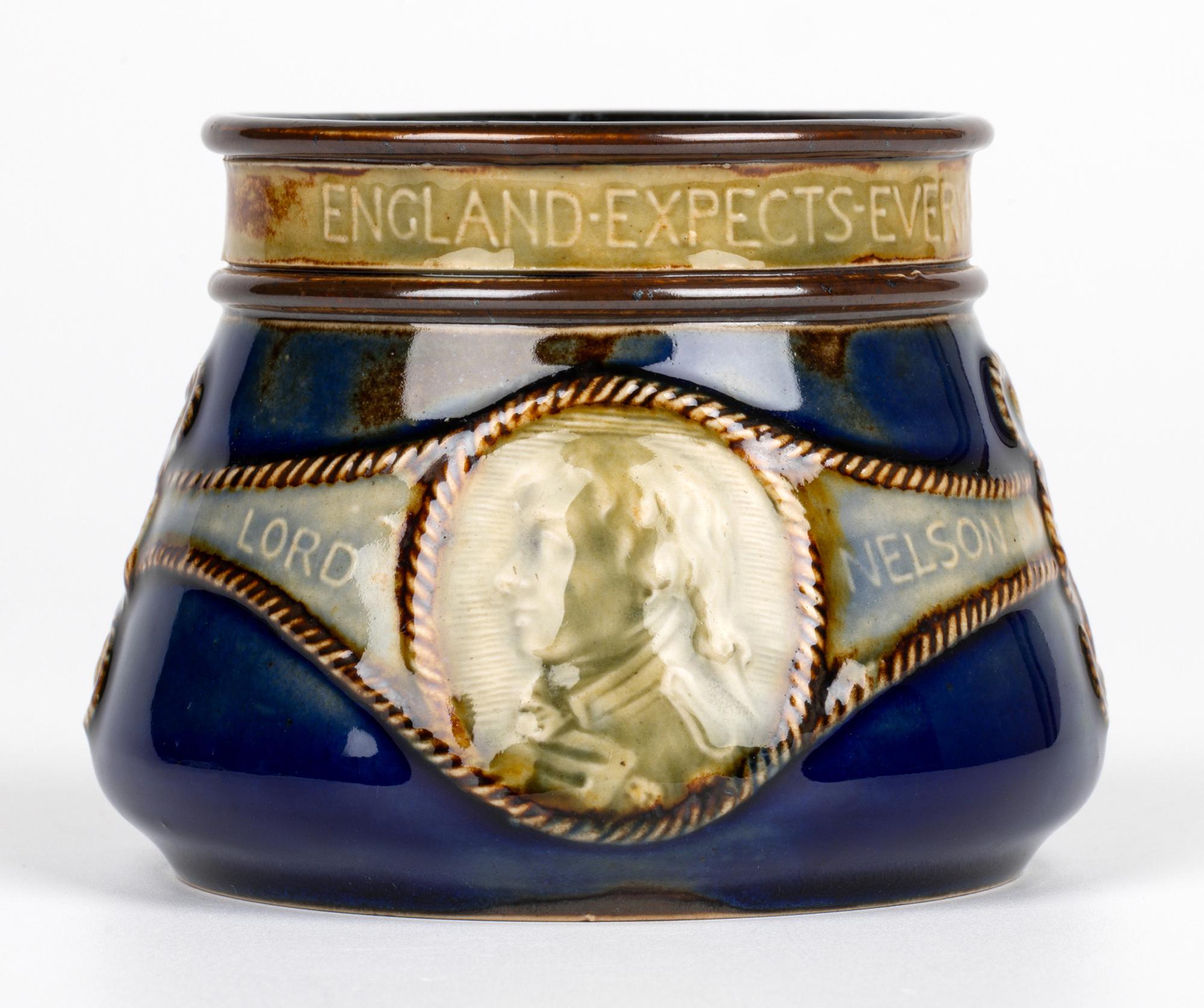 Vernissé Vase d'art commémoratif Lord Nelson Doulton Lambeth en vente
