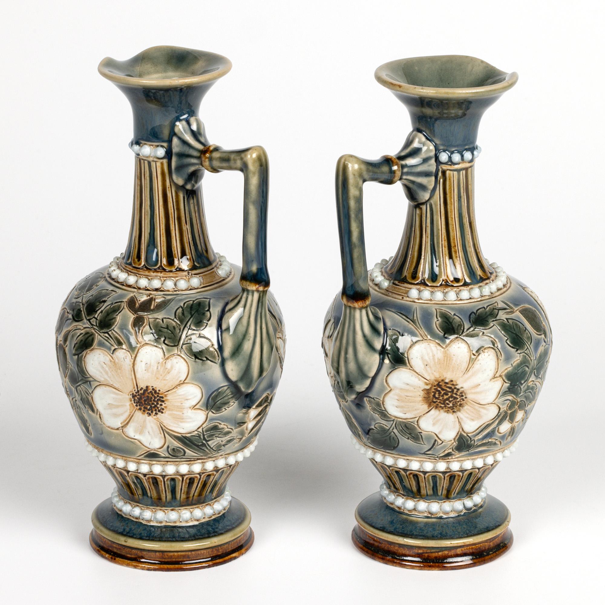 Doulton Lambeth Paar Aesthetic Movement Floral Ewers von Alice Budden im Angebot 2