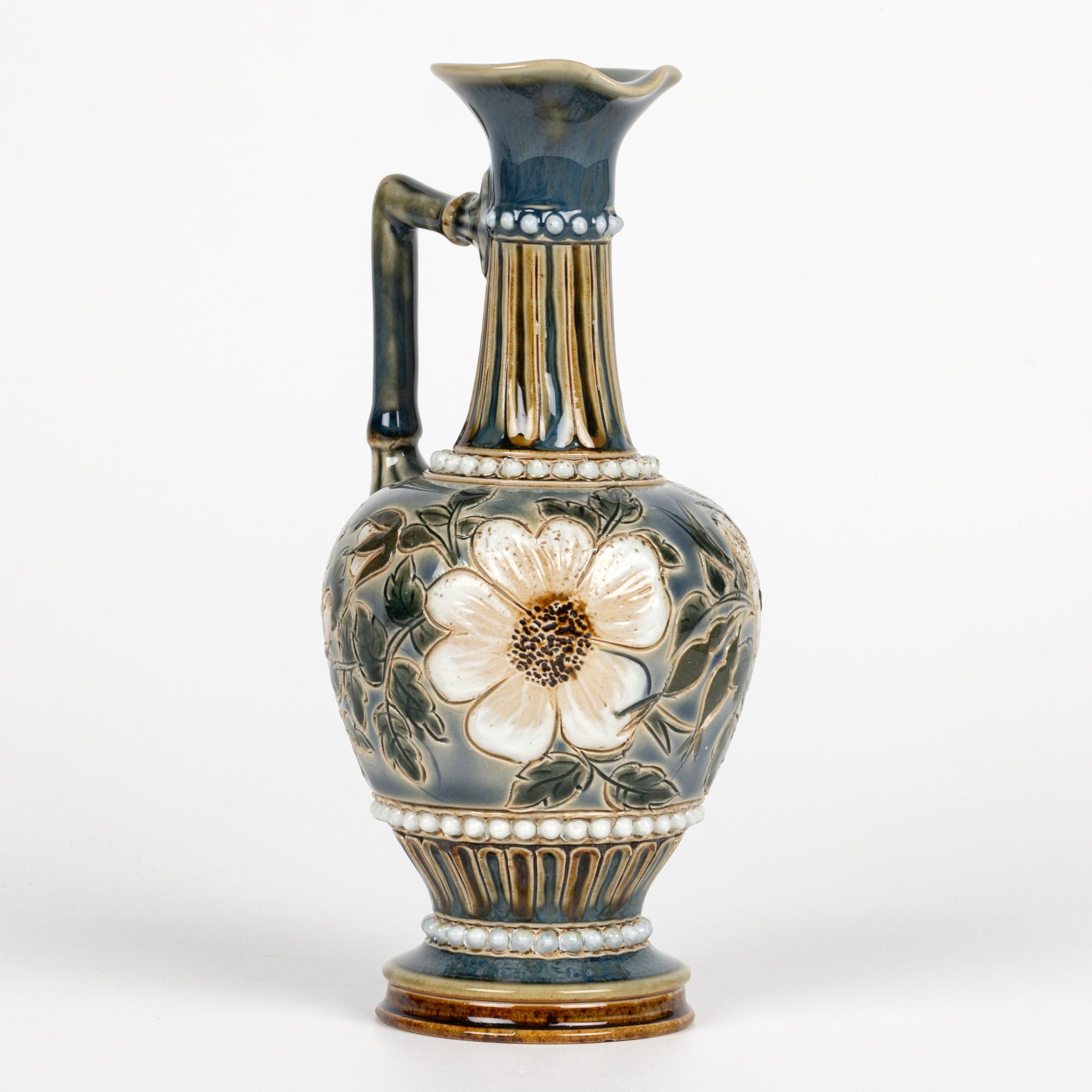 Doulton Lambeth Paar Aesthetic Movement Floral Ewers von Alice Budden im Angebot 4