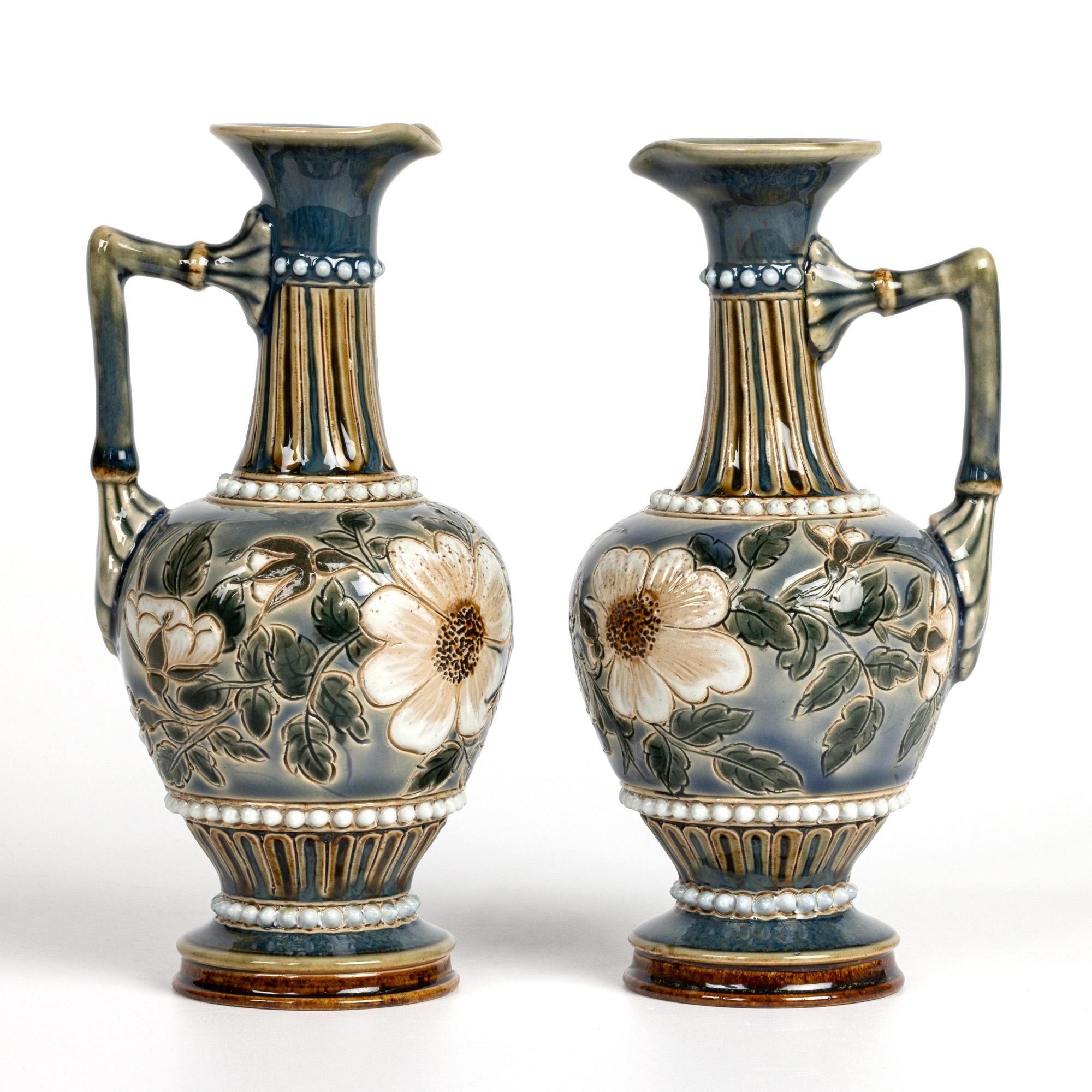 Doulton Lambeth Paar Aesthetic Movement Floral Ewers von Alice Budden im Angebot 7