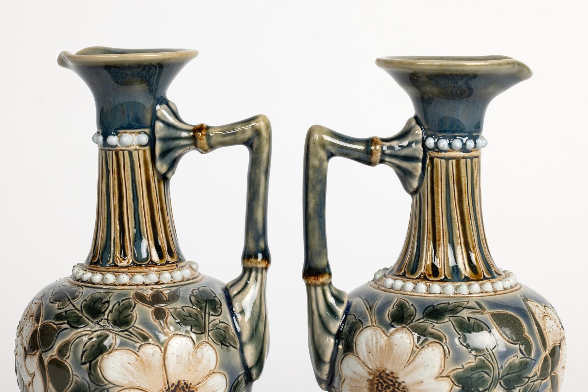 Doulton Lambeth Paar Aesthetic Movement Floral Ewers von Alice Budden im Angebot 8