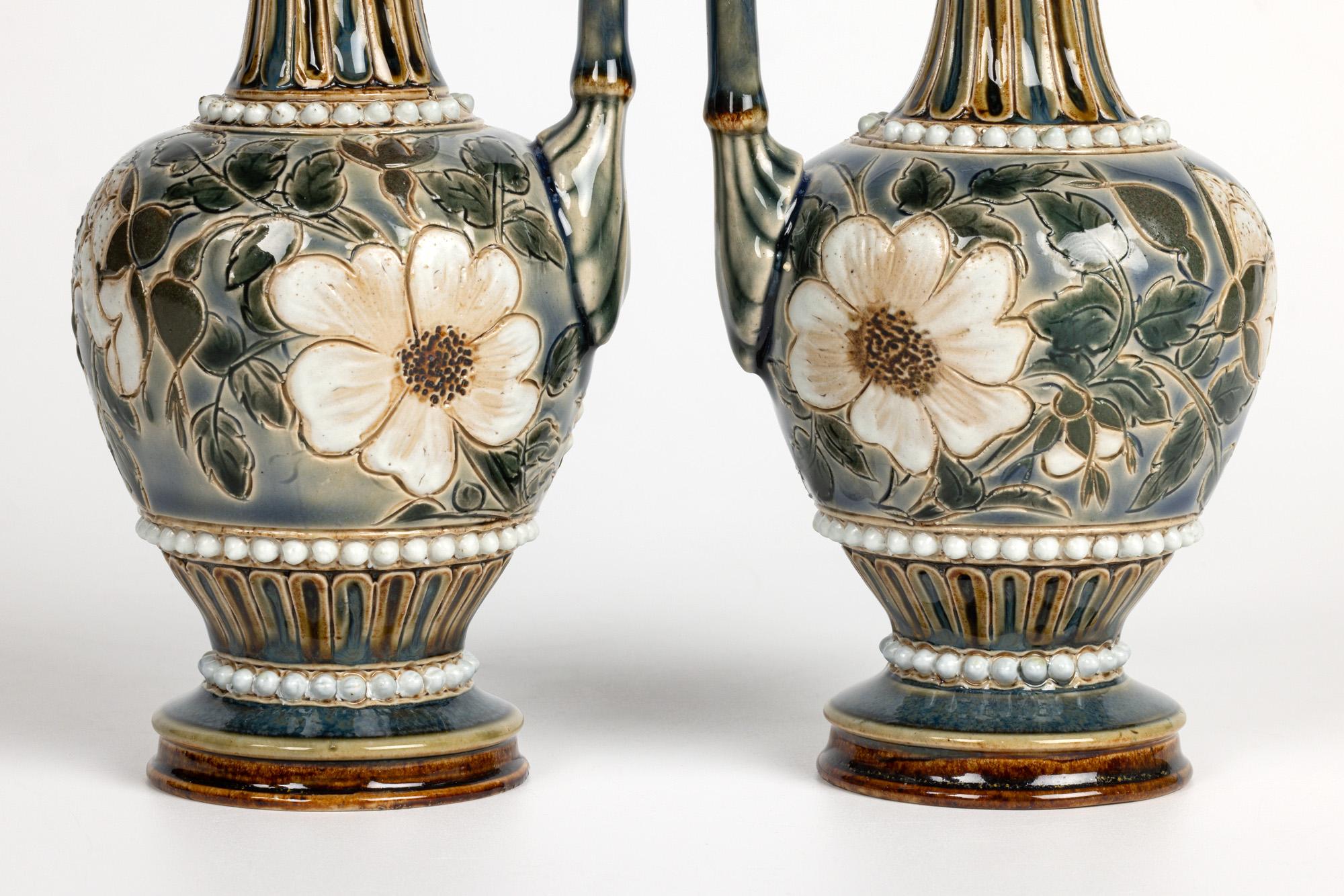 Doulton Lambeth Paar Aesthetic Movement Floral Ewers von Alice Budden (Ästhetizismus) im Angebot
