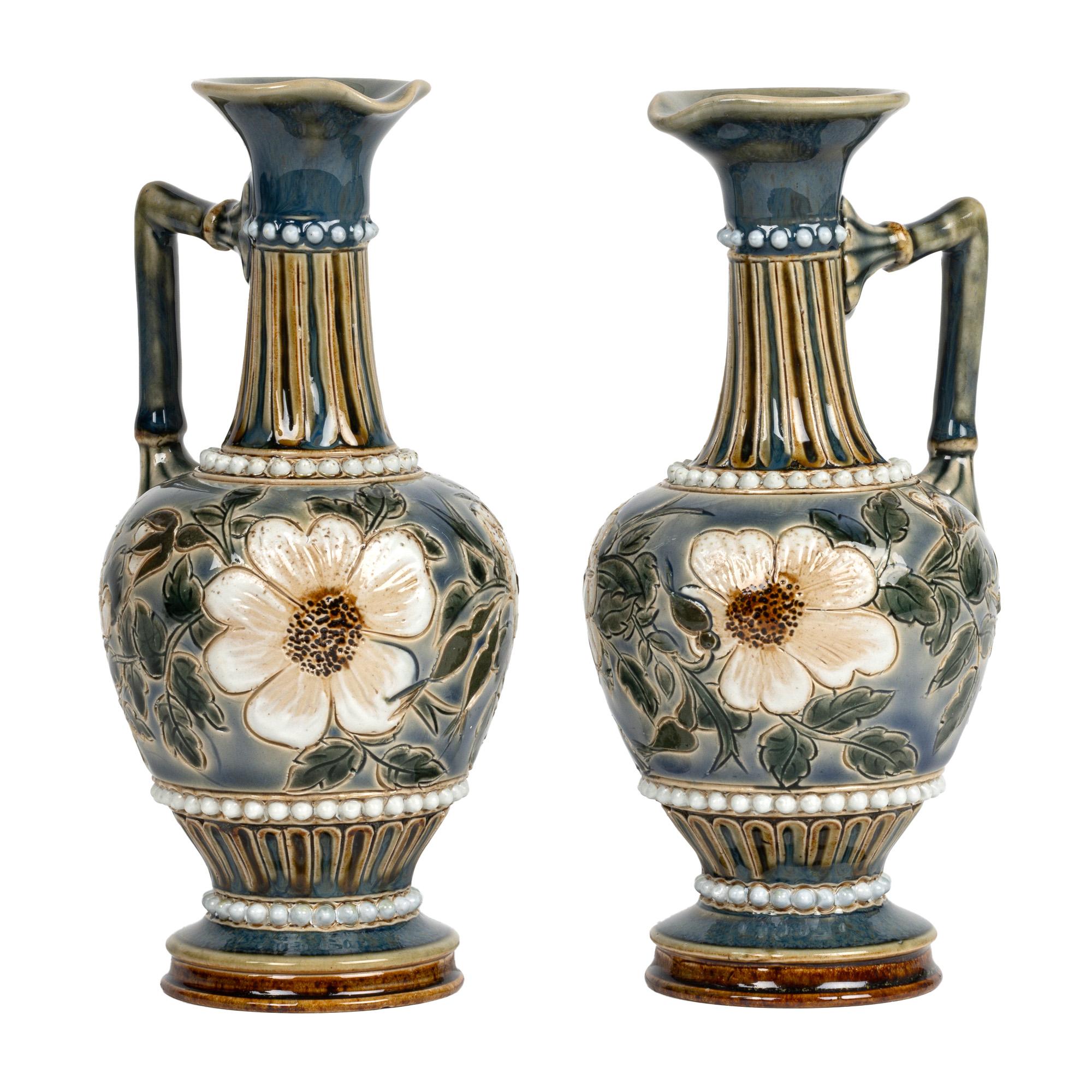 Doulton Lambeth Paar Aesthetic Movement Floral Ewers von Alice Budden (Englisch) im Angebot