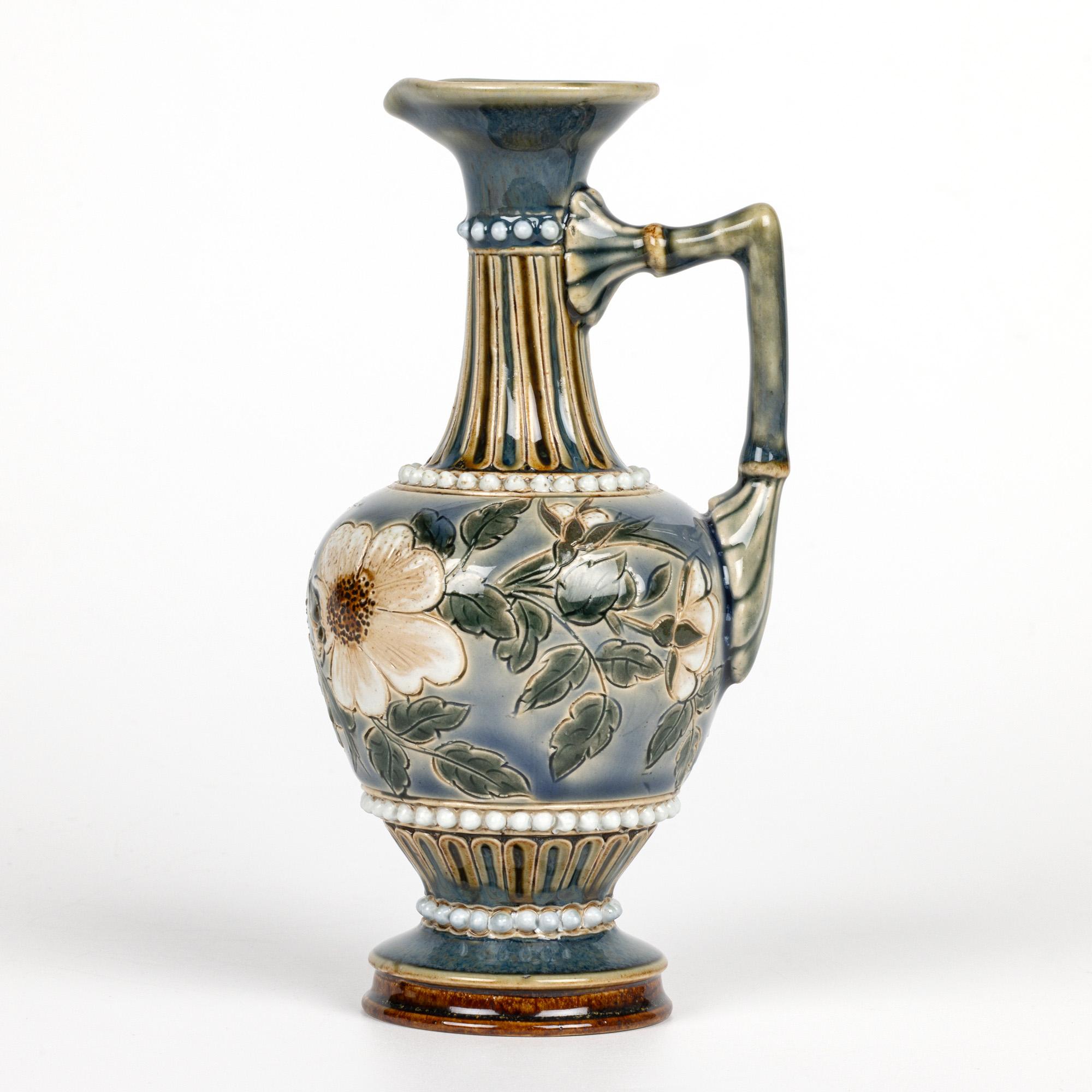 Doulton Lambeth Paar Aesthetic Movement Floral Ewers von Alice Budden im Zustand „Gut“ im Angebot in Bishop's Stortford, Hertfordshire