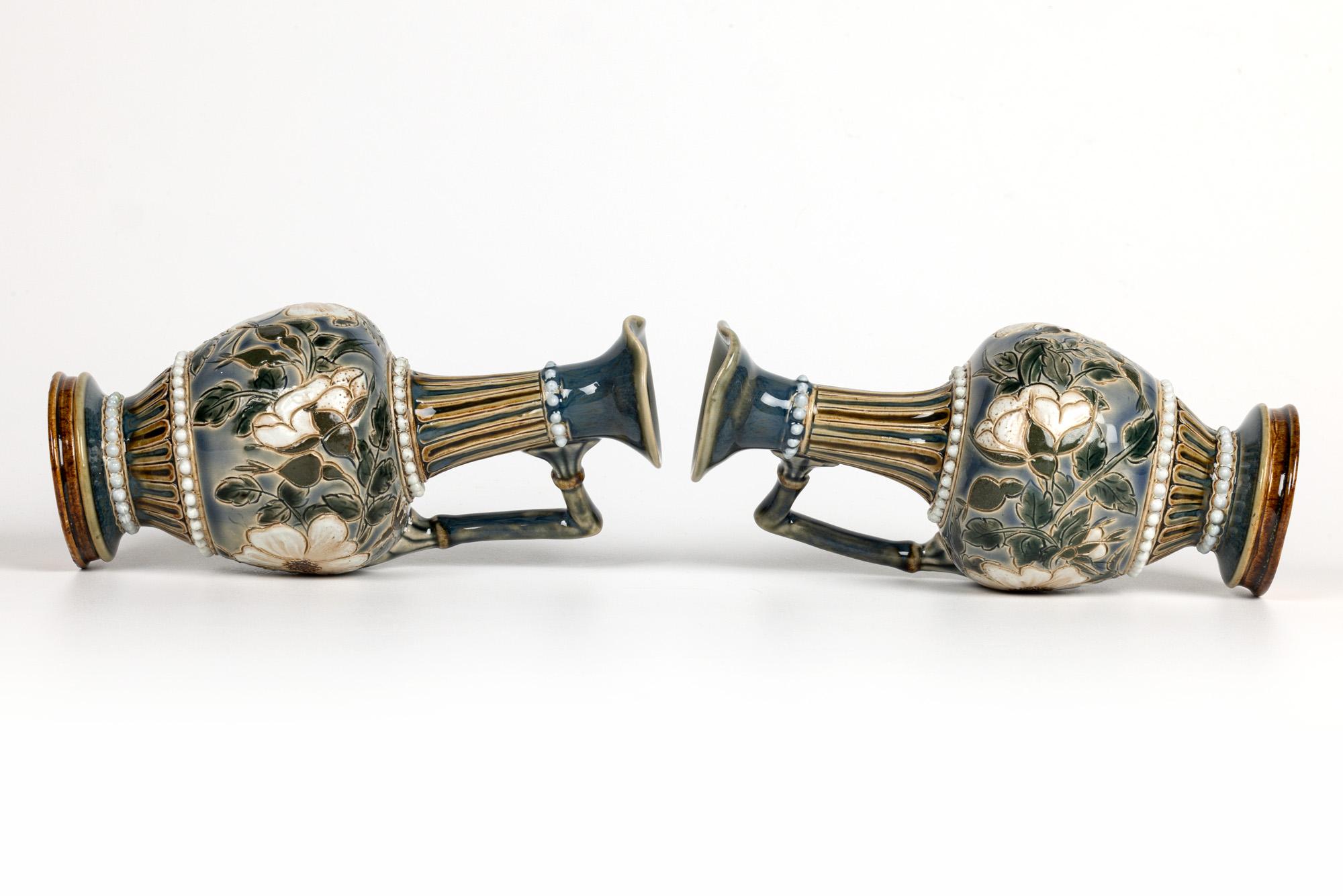 Doulton Lambeth Paar Aesthetic Movement Floral Ewers von Alice Budden im Angebot 1