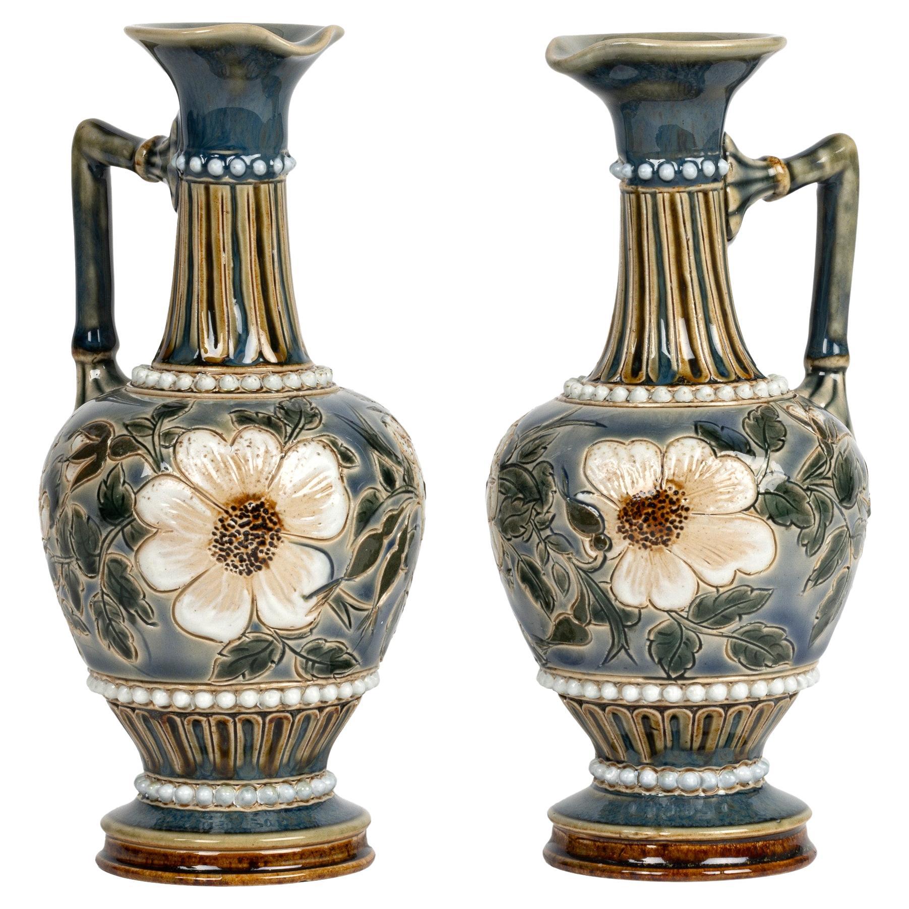 Doulton Lambeth Paar Aesthetic Movement Floral Ewers von Alice Budden
