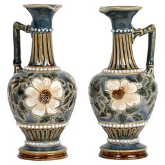 Paire d'aiguières florales Aesthetic Movement de Doulton Lambeth par Alice Budden