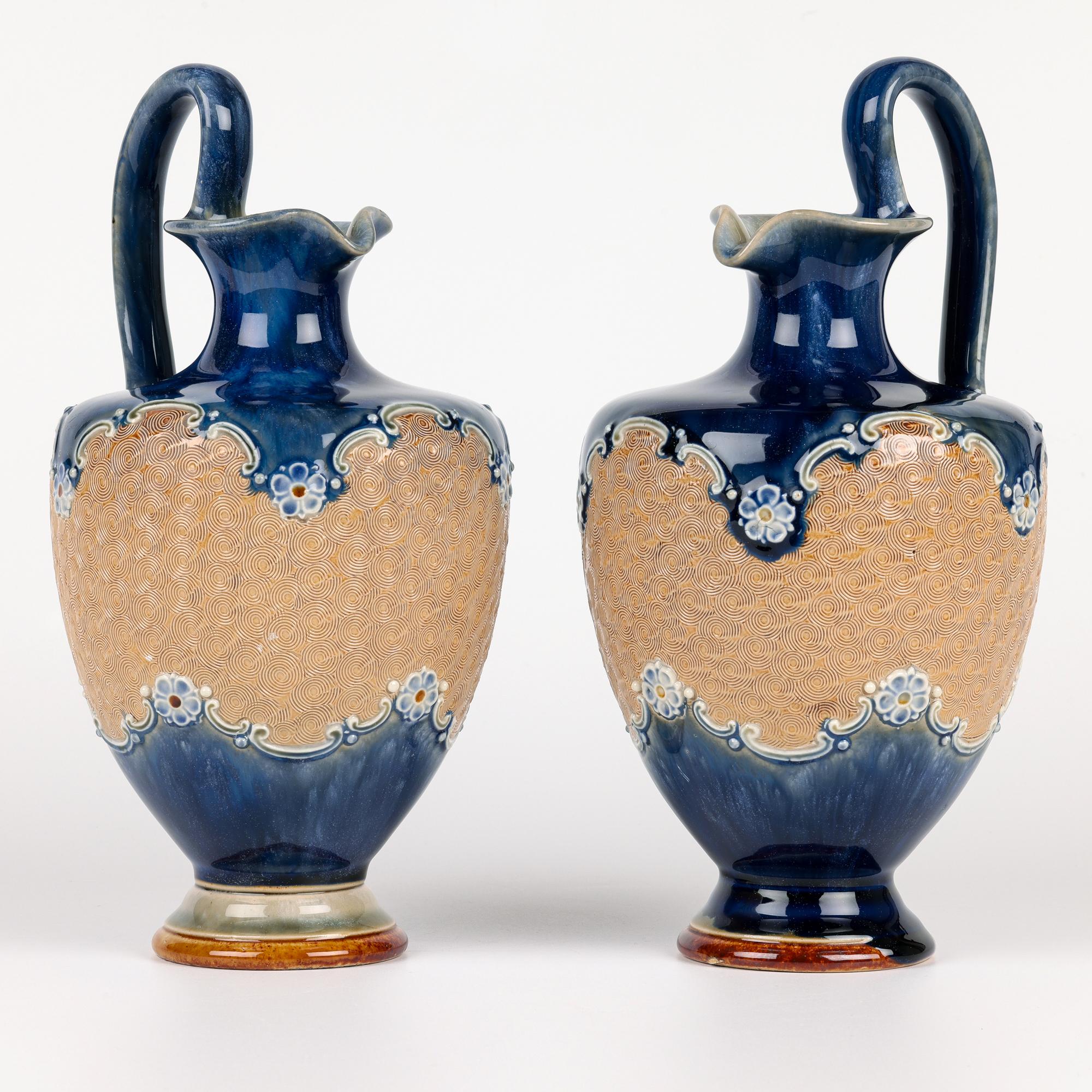 Doulton Lambeth Pareja Art Nouveau Cerámica con asas Ewers en venta 5