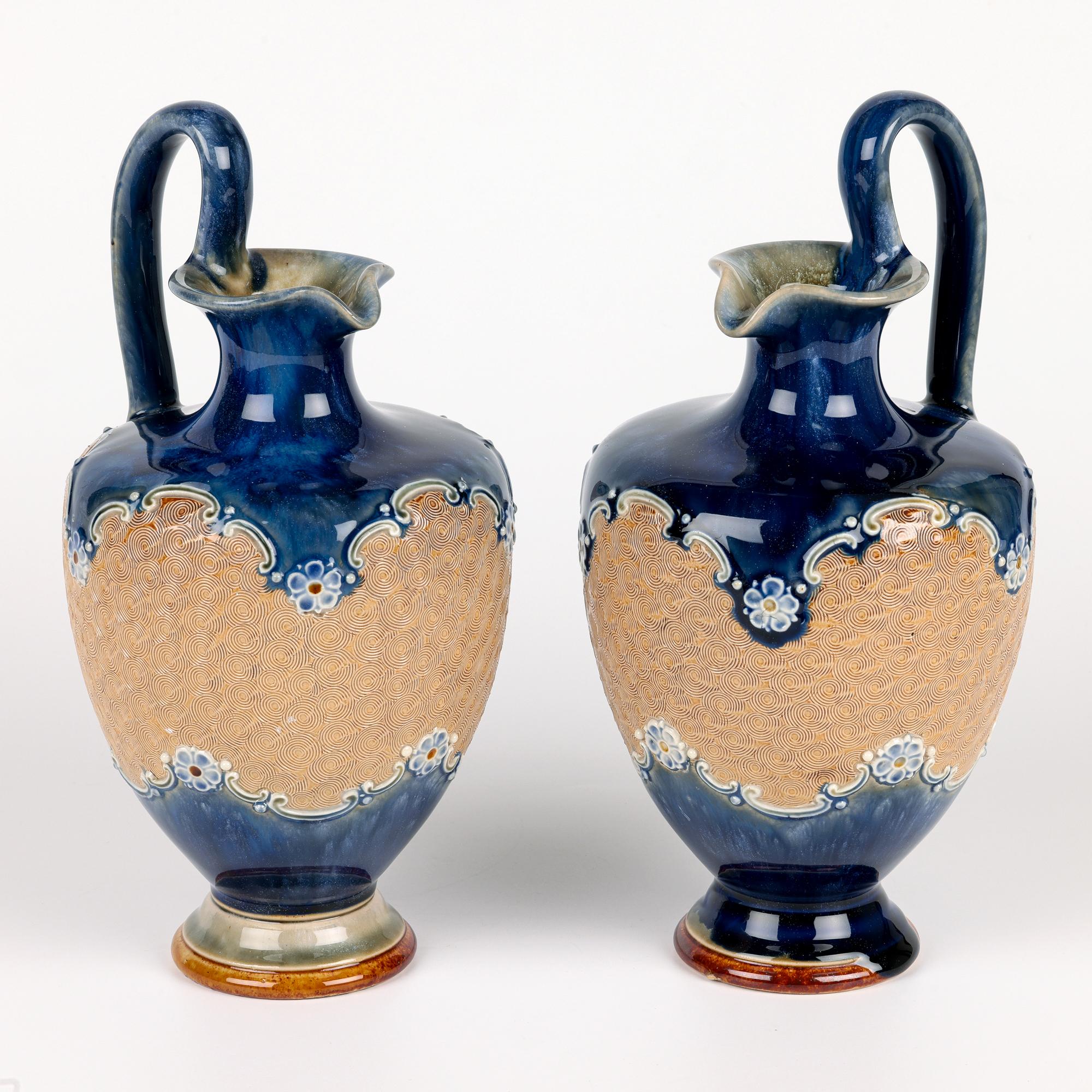 Doulton Lambeth Pareja Art Nouveau Cerámica con asas Ewers en venta 8