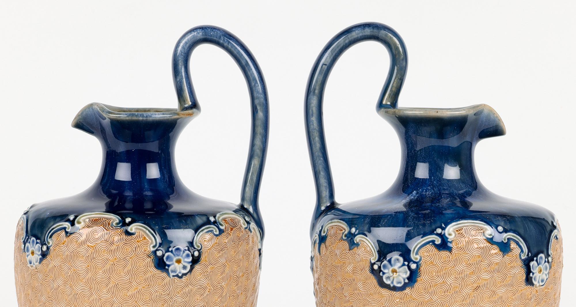 Doulton Lambeth Pareja Art Nouveau Cerámica con asas Ewers en venta 9