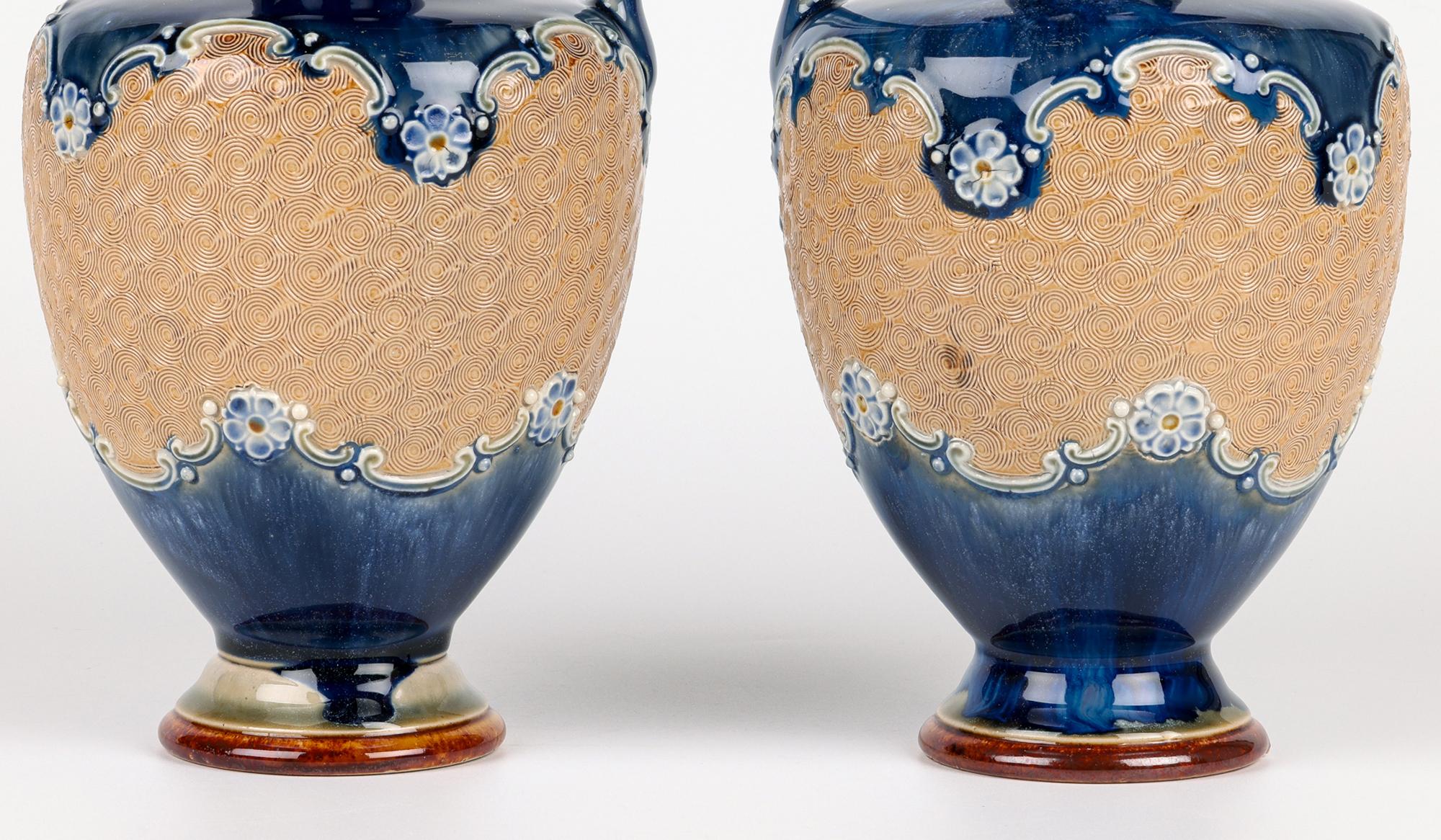 Doulton Lambeth Pareja Art Nouveau Cerámica con asas Ewers en venta 10