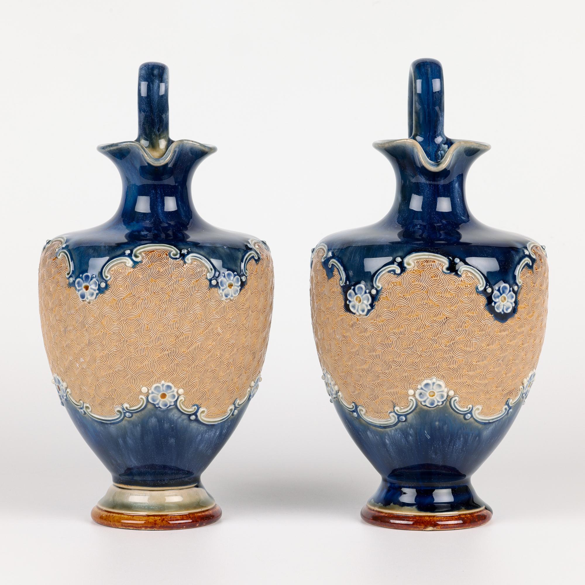 Doulton Lambeth Pareja Art Nouveau Cerámica con asas Ewers en venta 2
